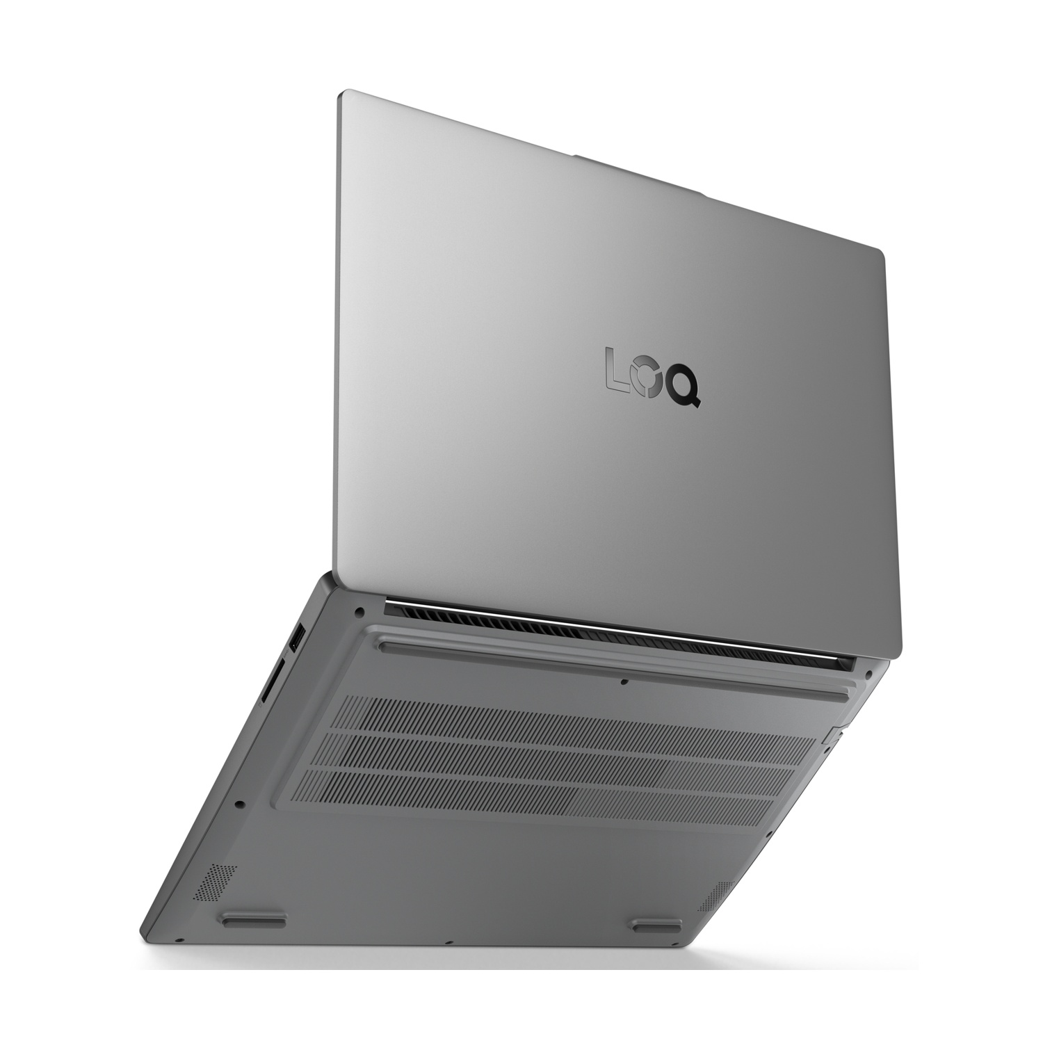 Un laptop grigio Lenovo LOQ aperto mostra la base inferiore con le prese d'aria e il retro dello schermo.