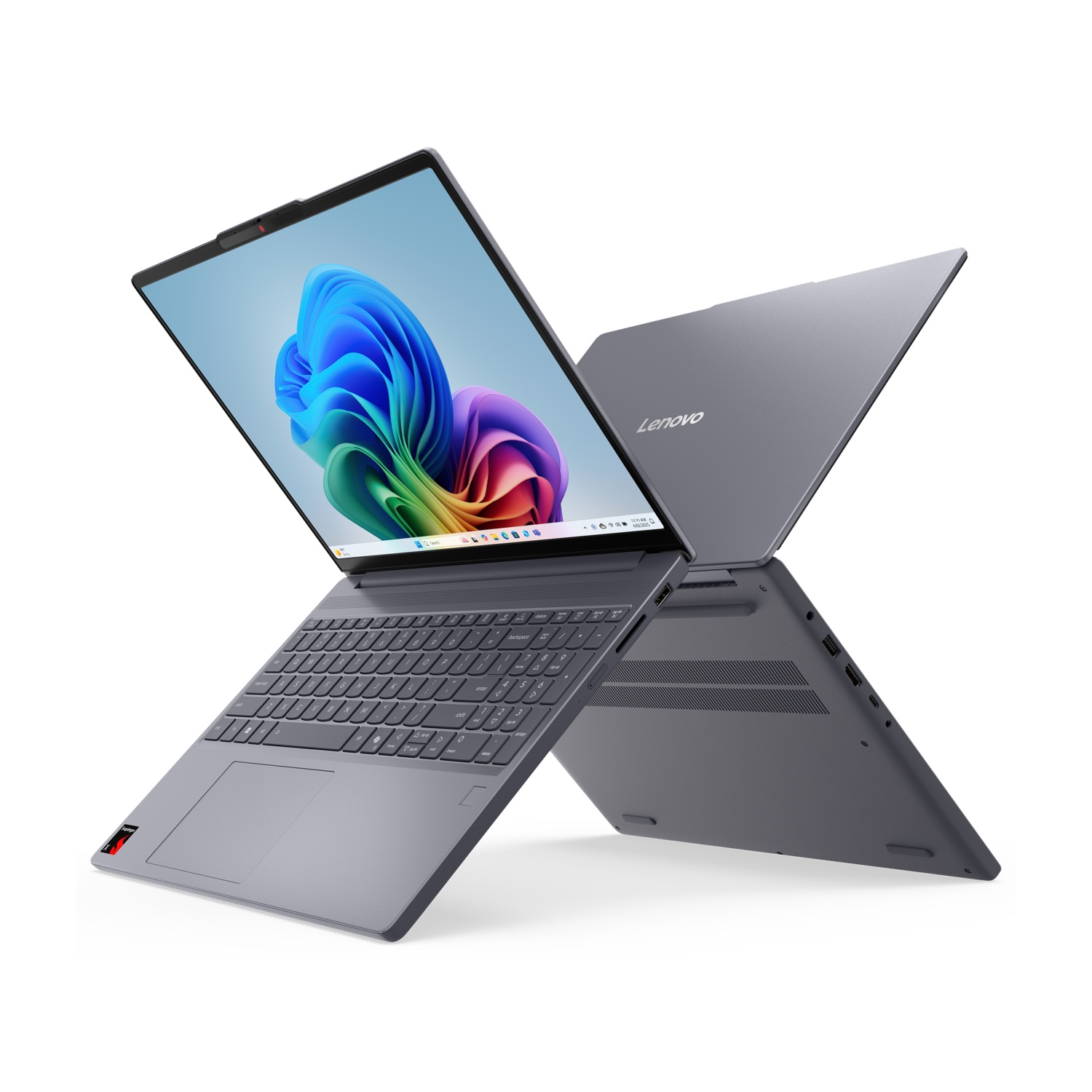 Due laptop Lenovo argentati su sfondo bianco, uno aperto con schermo colorato e l'altro chiuso.