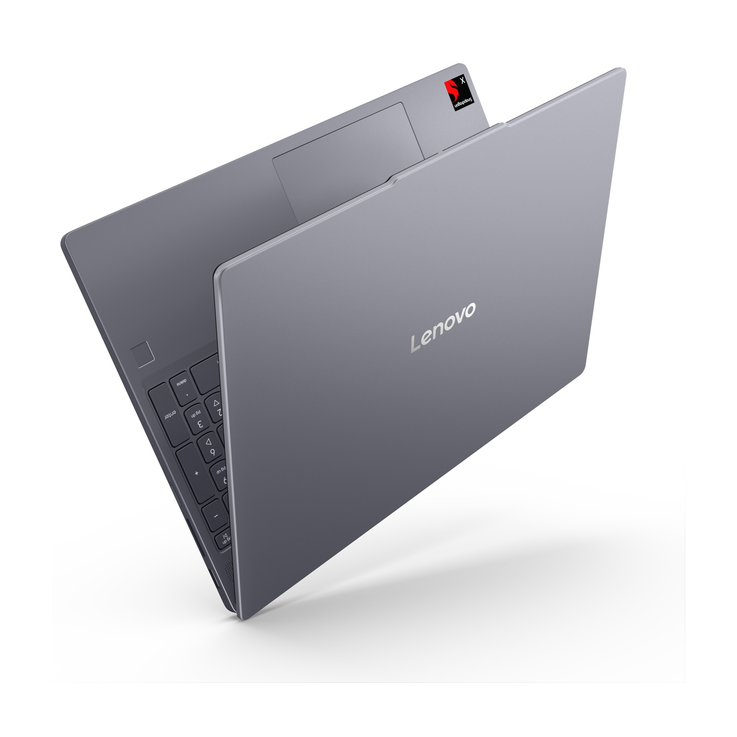 Un computer portatile Lenovo grigio è mostrato leggermente aperto su sfondo bianco.