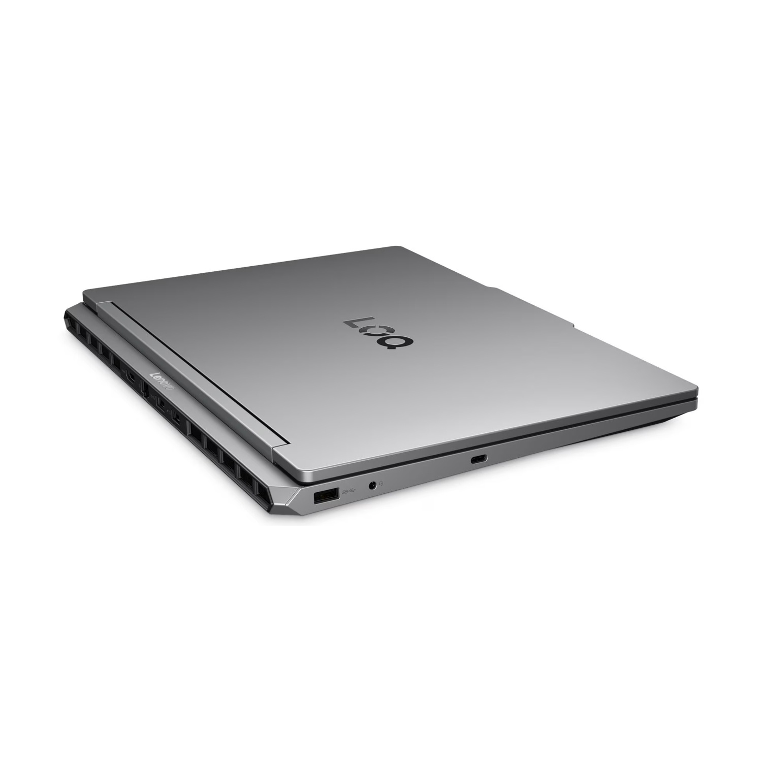 Un laptop grigio Lenovo LOQ chiuso su sfondo bianco, con porte visibili sul lato.