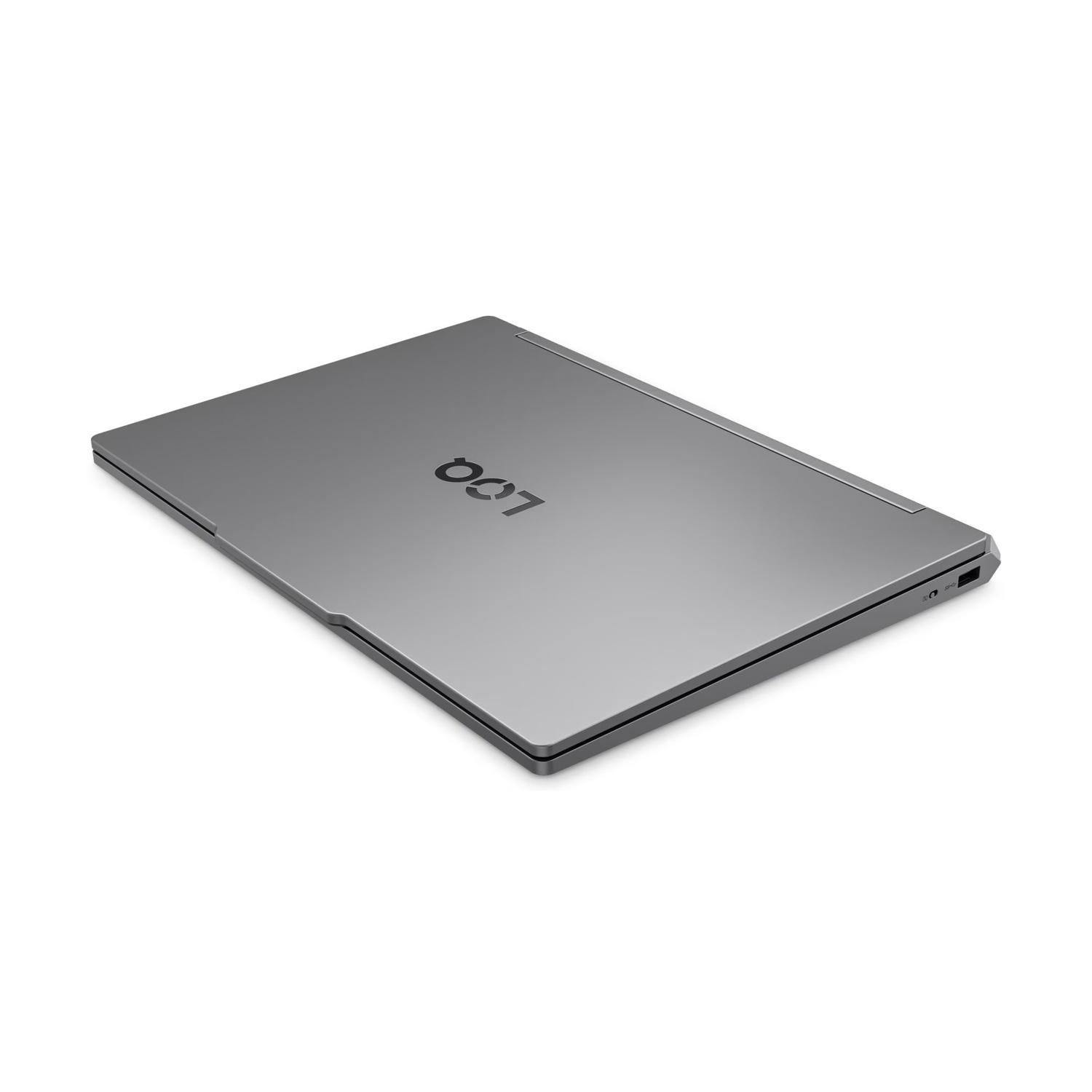 Un laptop Lenovo LOQ grigio chiuso su una superficie bianca, visto da dietro a destra.