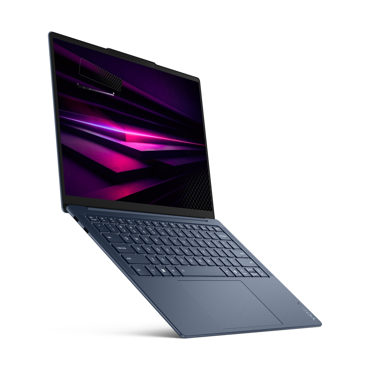 Un computer portatile blu con lo schermo aperto mostra uno sfondo astratto viola.