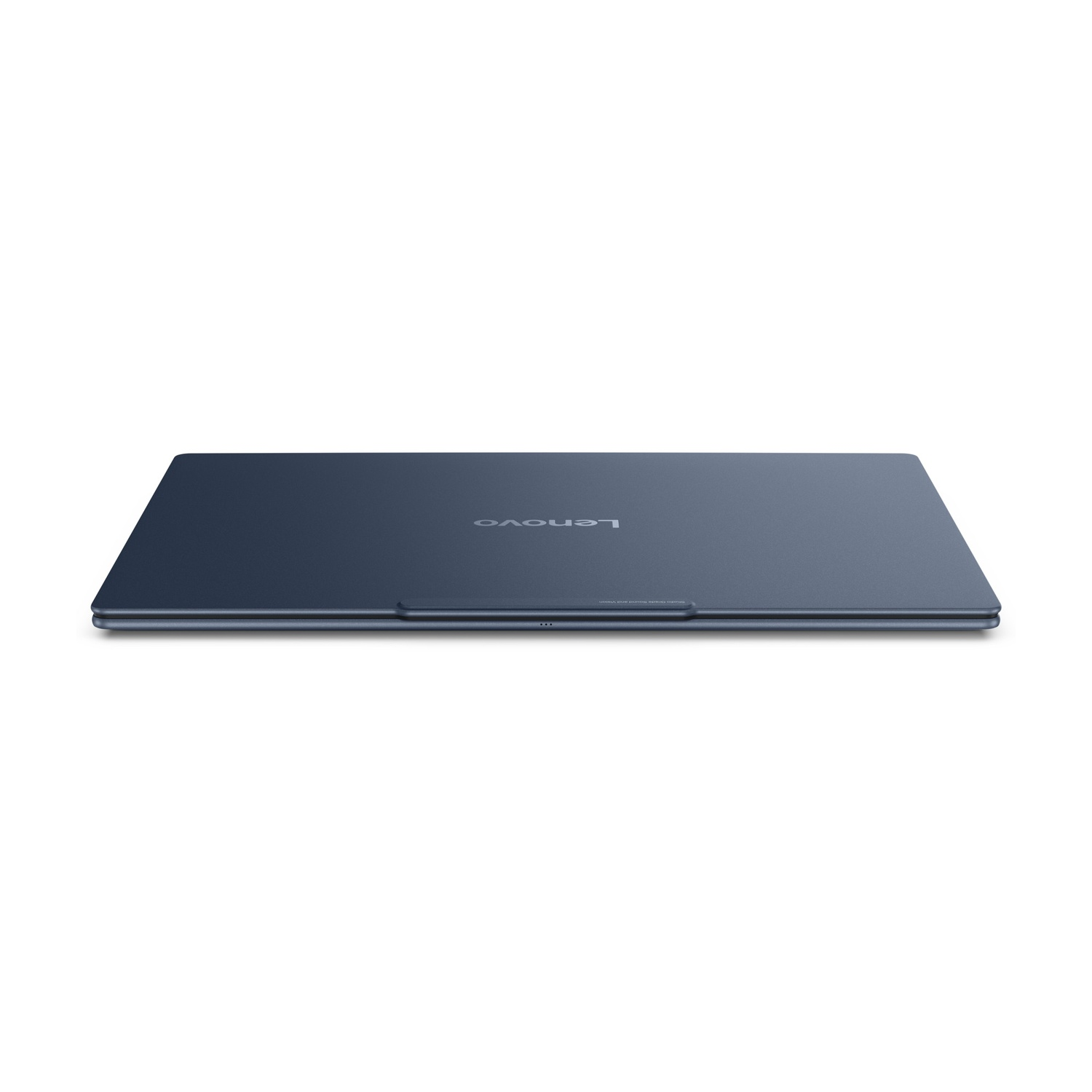 Un laptop Lenovo blu chiuso poggia piatto su una superficie bianca.