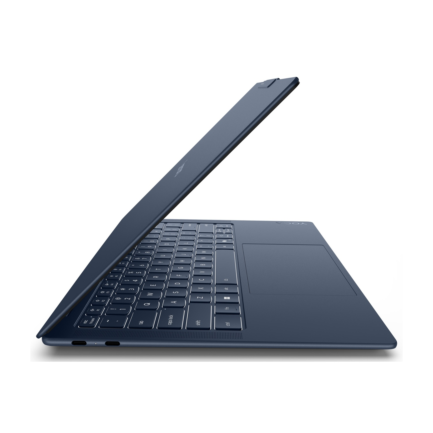 Un laptop blu visto da un angolo laterale, che mostra tastiera, trackpad e coperchio leggermente aperto.