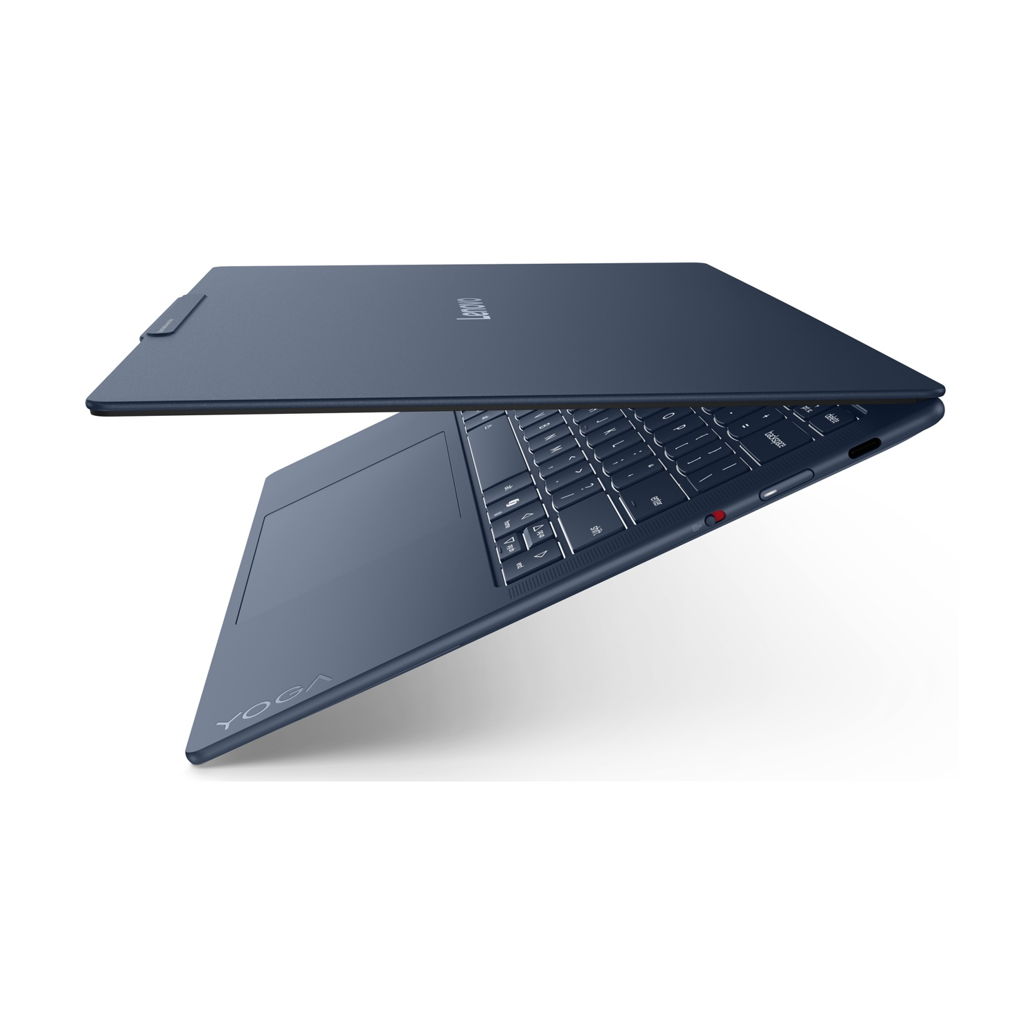Vista laterale di un laptop Lenovo Yoga blu scuro chiuso su sfondo bianco.