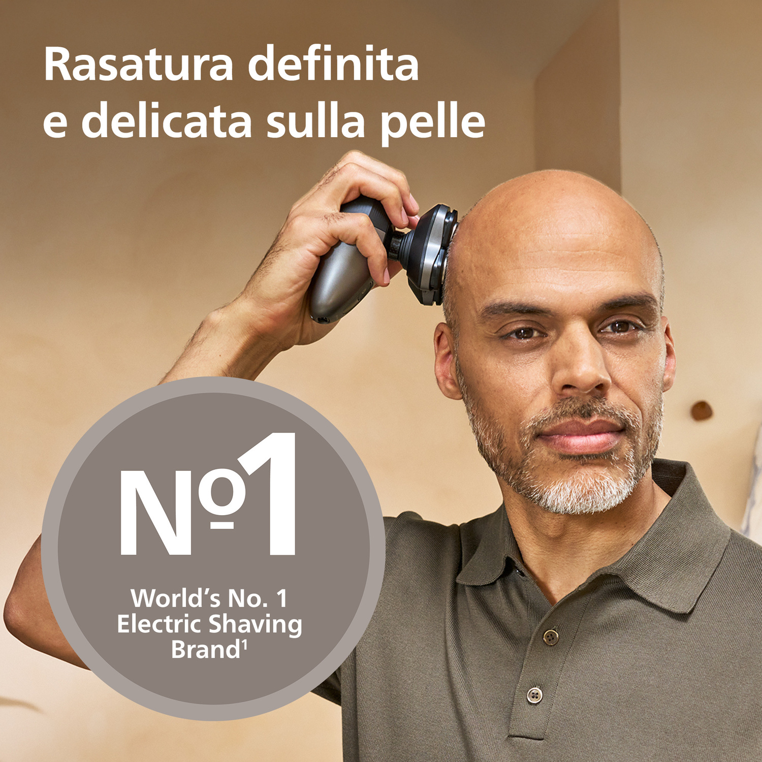 Un uomo calvo si rade la testa con un rasoio elettrico, con un logo e del testo in primo piano.