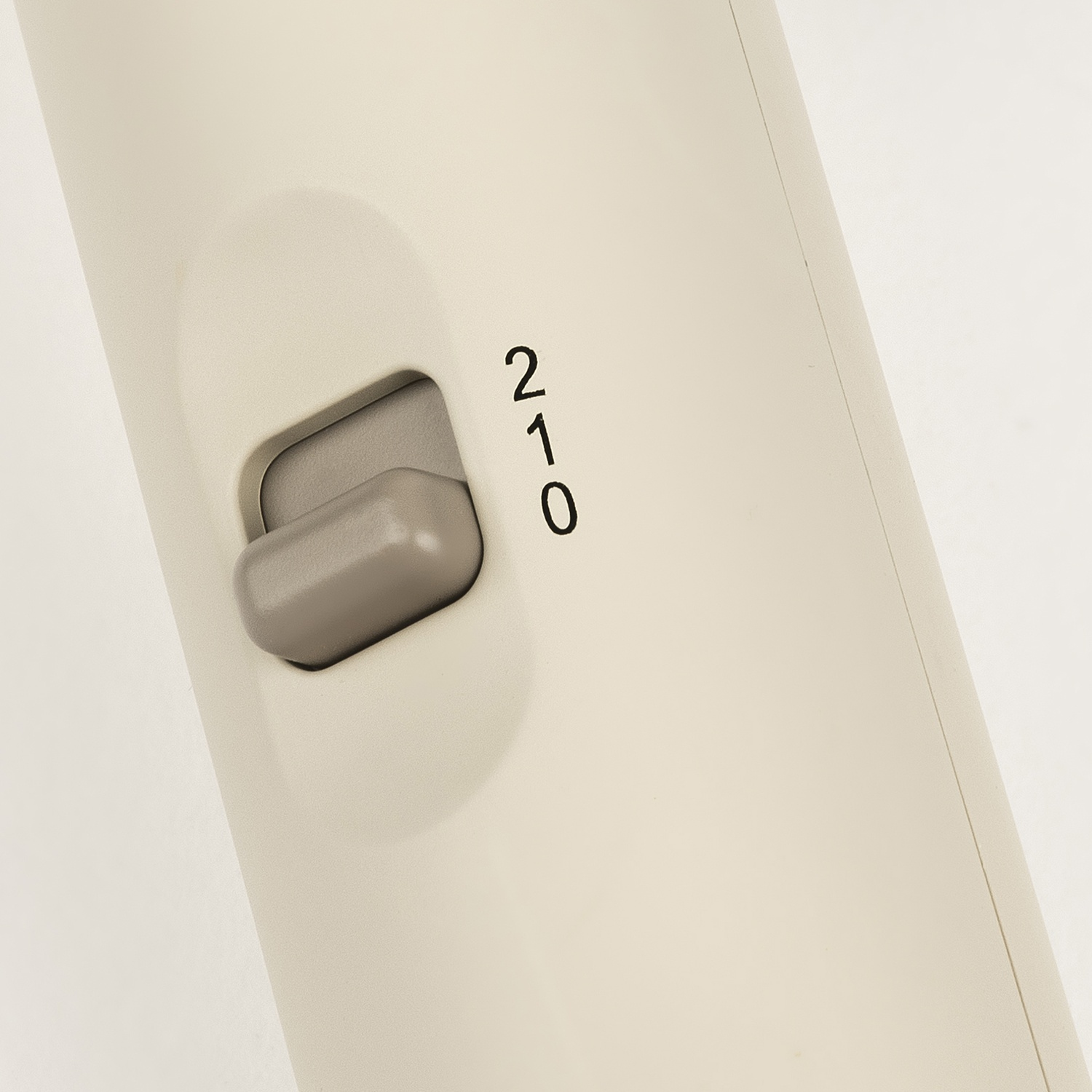 Un interruttore color crema con i numeri 2, 1 e 0.