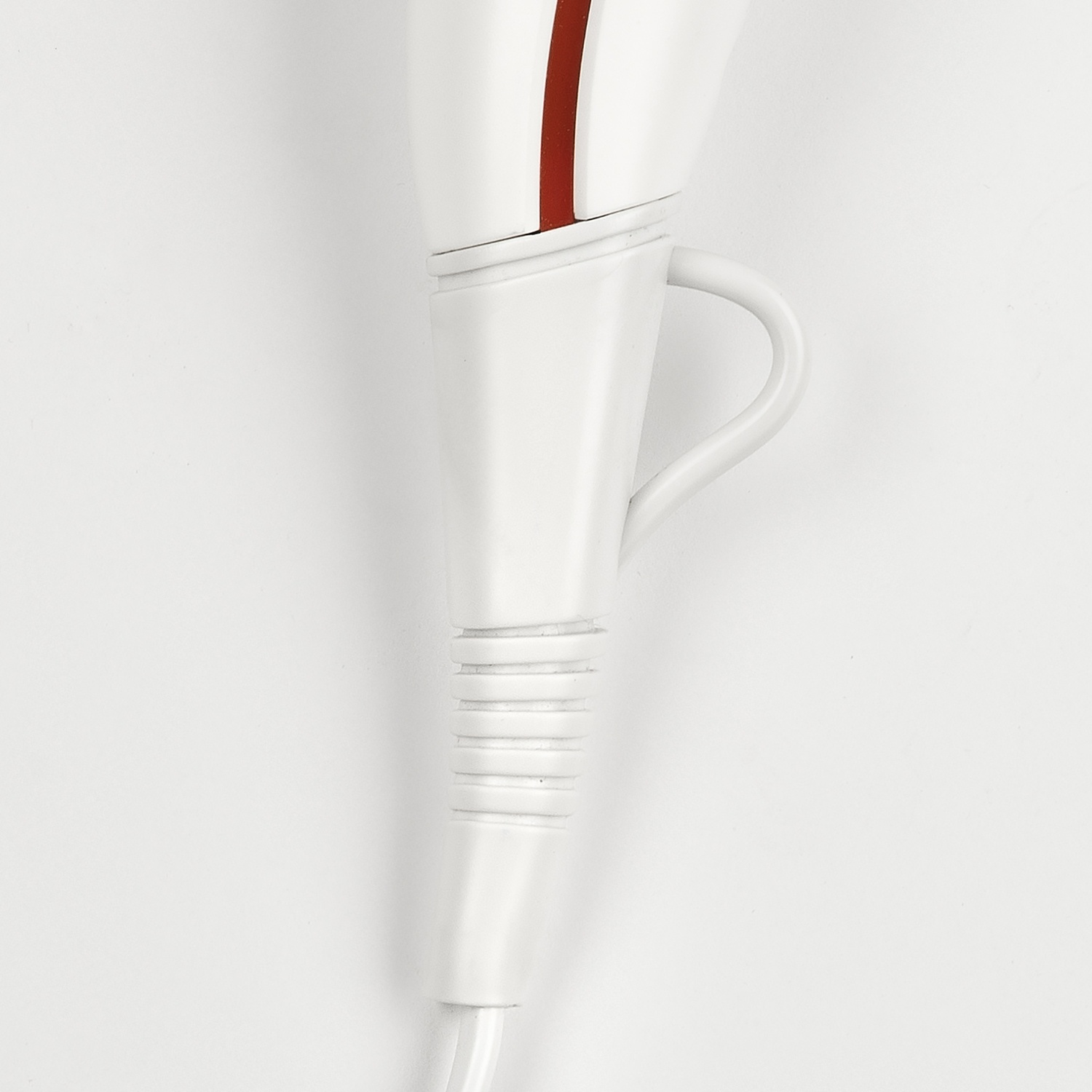 Un asciugacapelli bianco con una linea verticale rossa e un anello per appendere sul manico.