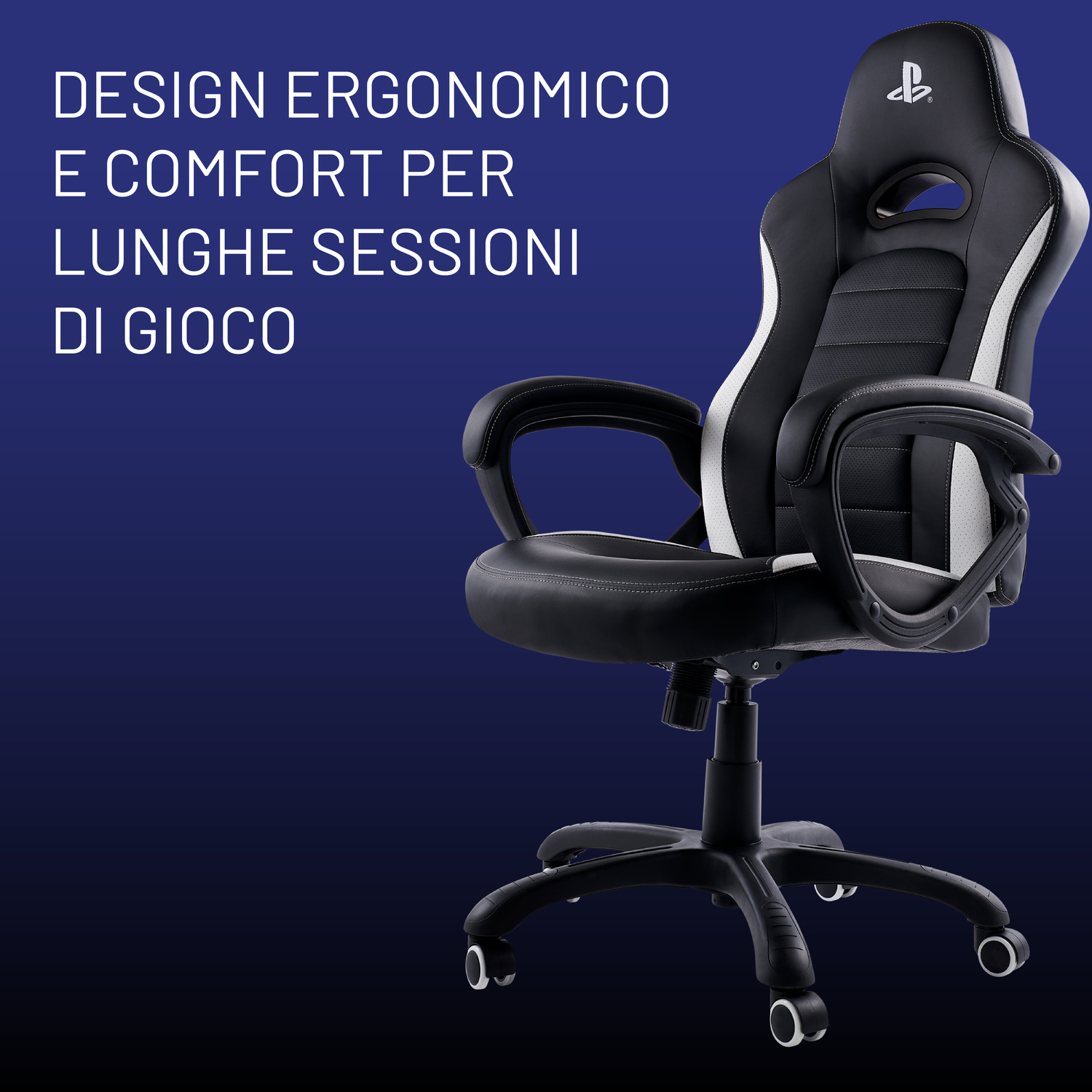 Una sedia da gaming ergonomica nera e bianca con logo PlayStation su sfondo blu.