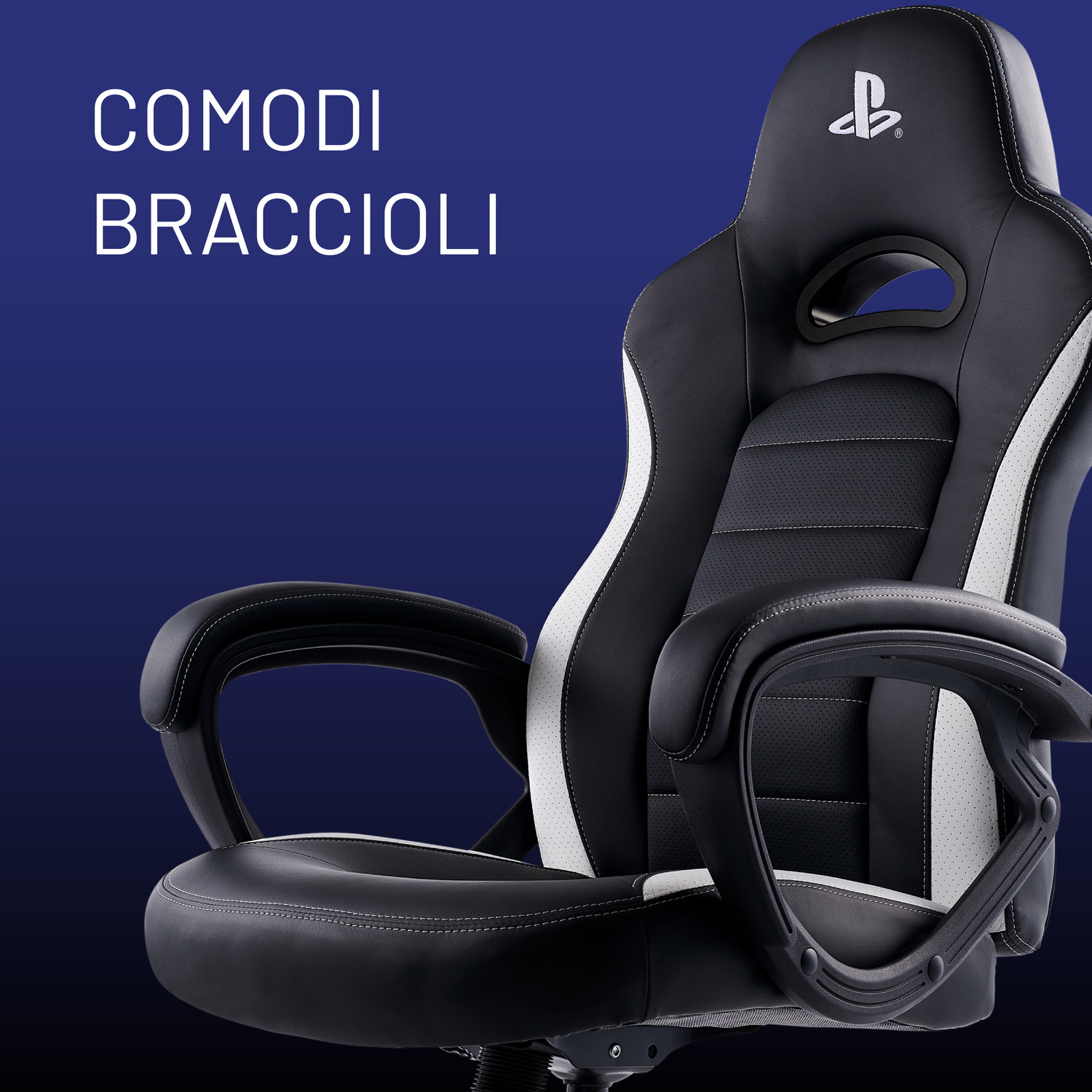 Una sedia da gaming PlayStation nera e bianca su sfondo blu scuro con testo in italiano.
