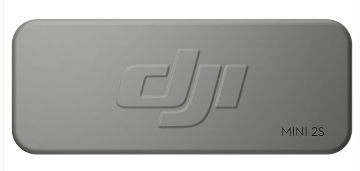 Szare etui DJI Mini 2S z wytłoczonym logo i zaokrąglonymi rogami na jasnym tle.