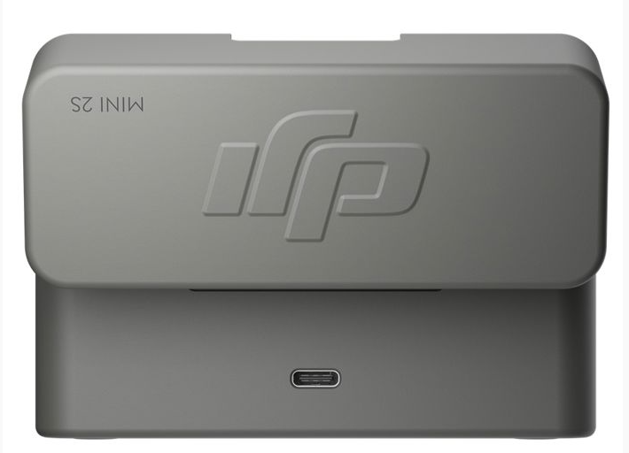 Widok z góry na szary hub ładowania dronów DJI Mini 2S z portem USB-C z przodu.