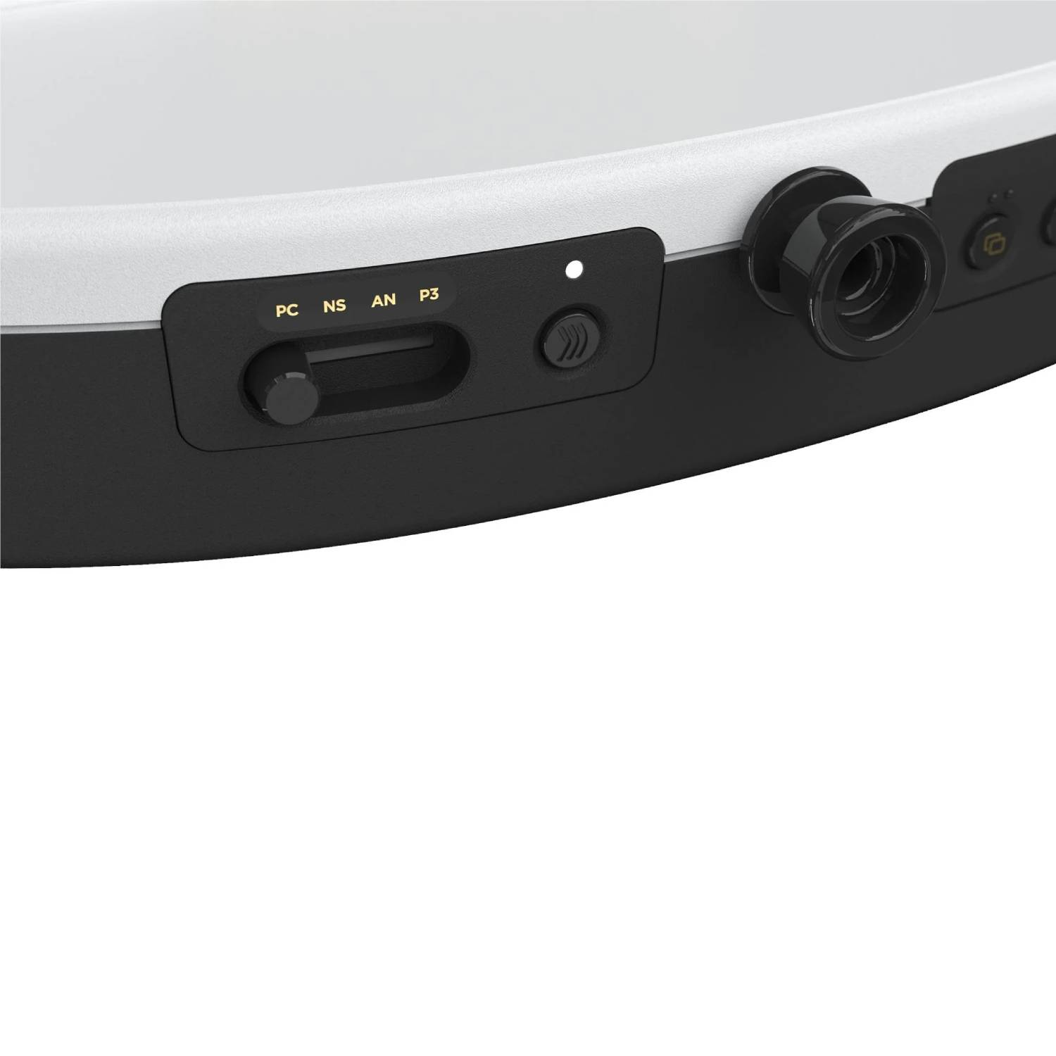 Primer plano de un panel de control de dispositivo blanco y negro con interruptores, botones y una perilla sobre fondo blanco.