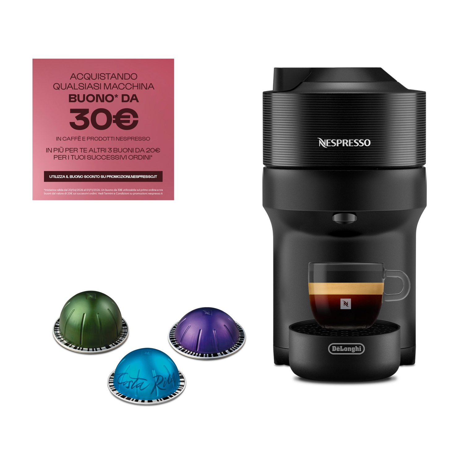 Una macchina Nespresso nera con una tazzina di espresso, tre capsule di caffè e un testo promozionale a sinistra.