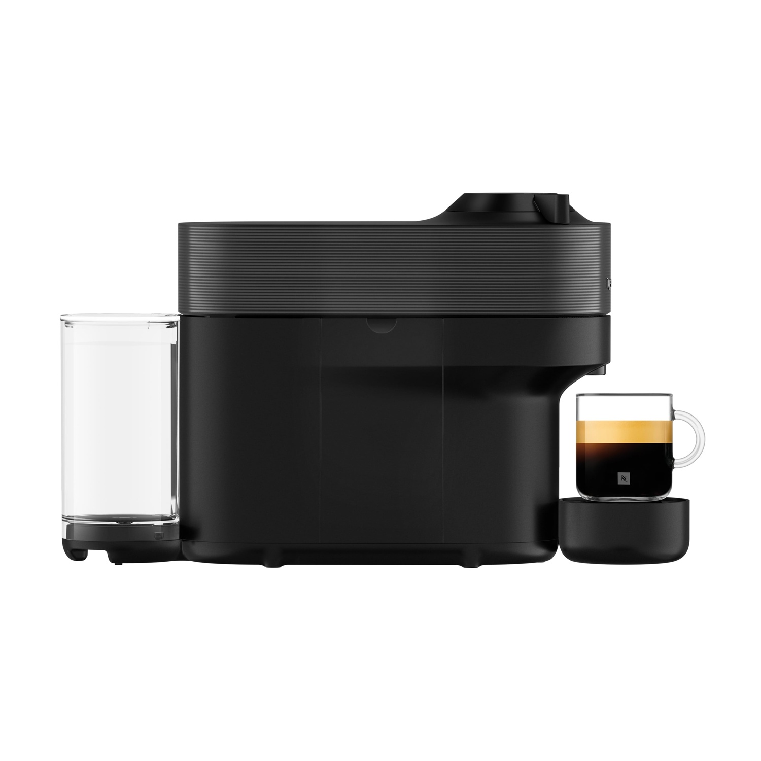 Una macchina da caffè nera con serbatoio a sinistra e tazzina di espresso in vetro a destra su sfondo bianco.