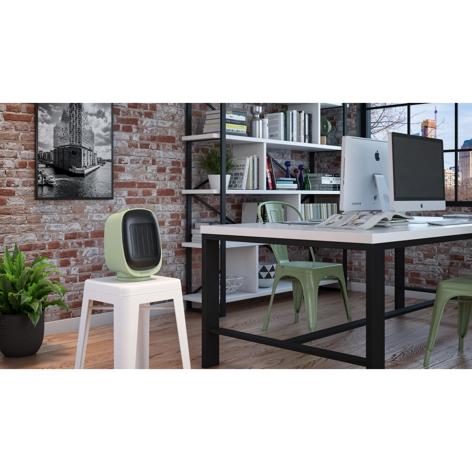 Una piccola stufetta verde è posizionata su uno sgabello bianco in un ufficio con pareti in mattoni.