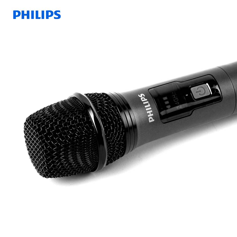Beyaz arka planda metal ızgaralı ve güç düğmeli siyah bir Philips mikrofon.