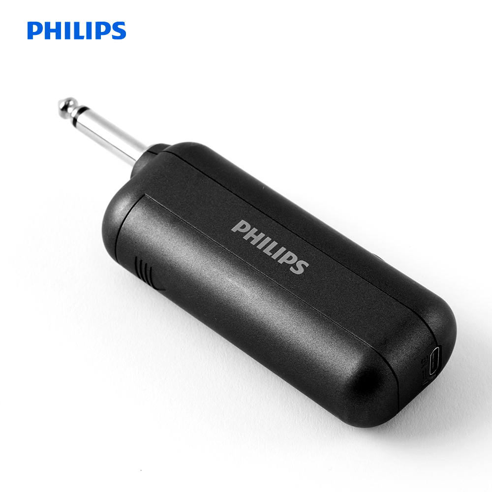 Beyaz zemin üzerinde krom jaklı ve USB portlu siyah bir Philips ses adaptörü.