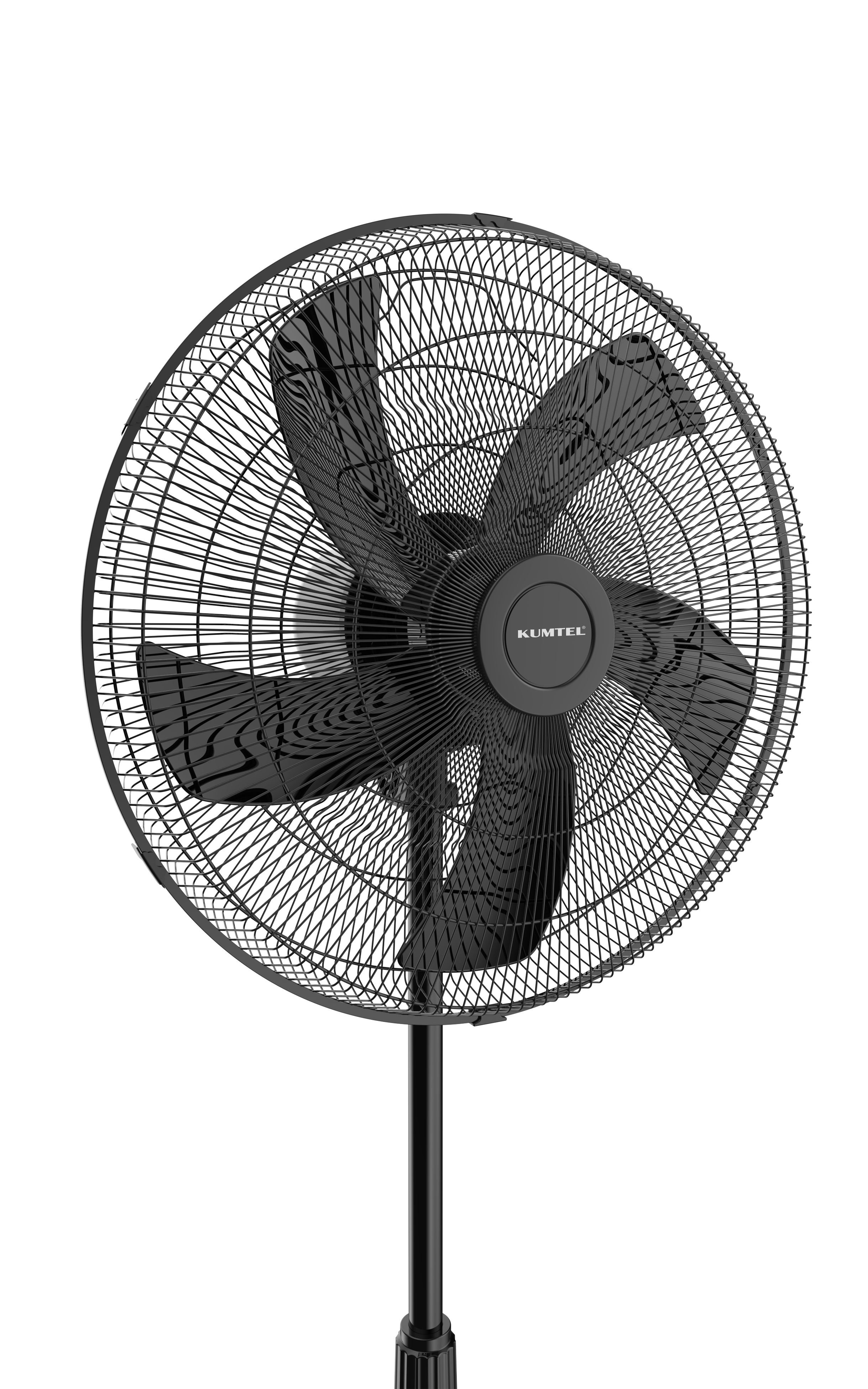 Ein schwarzer Standventilator mit Schutzgitter und der Markenaufschrift Kumtel auf weißem Hintergrund.