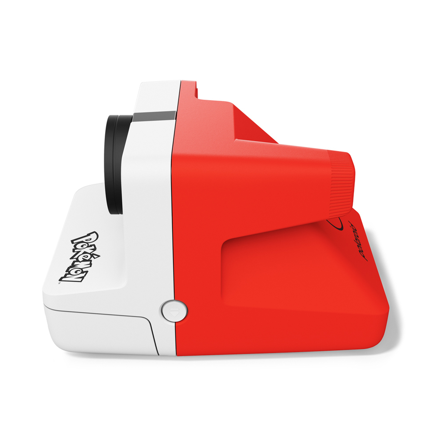 Una fotocamera istantanea Polaroid bianca e rossa con marchio Pokémon e obiettivo nero su sfondo bianco.