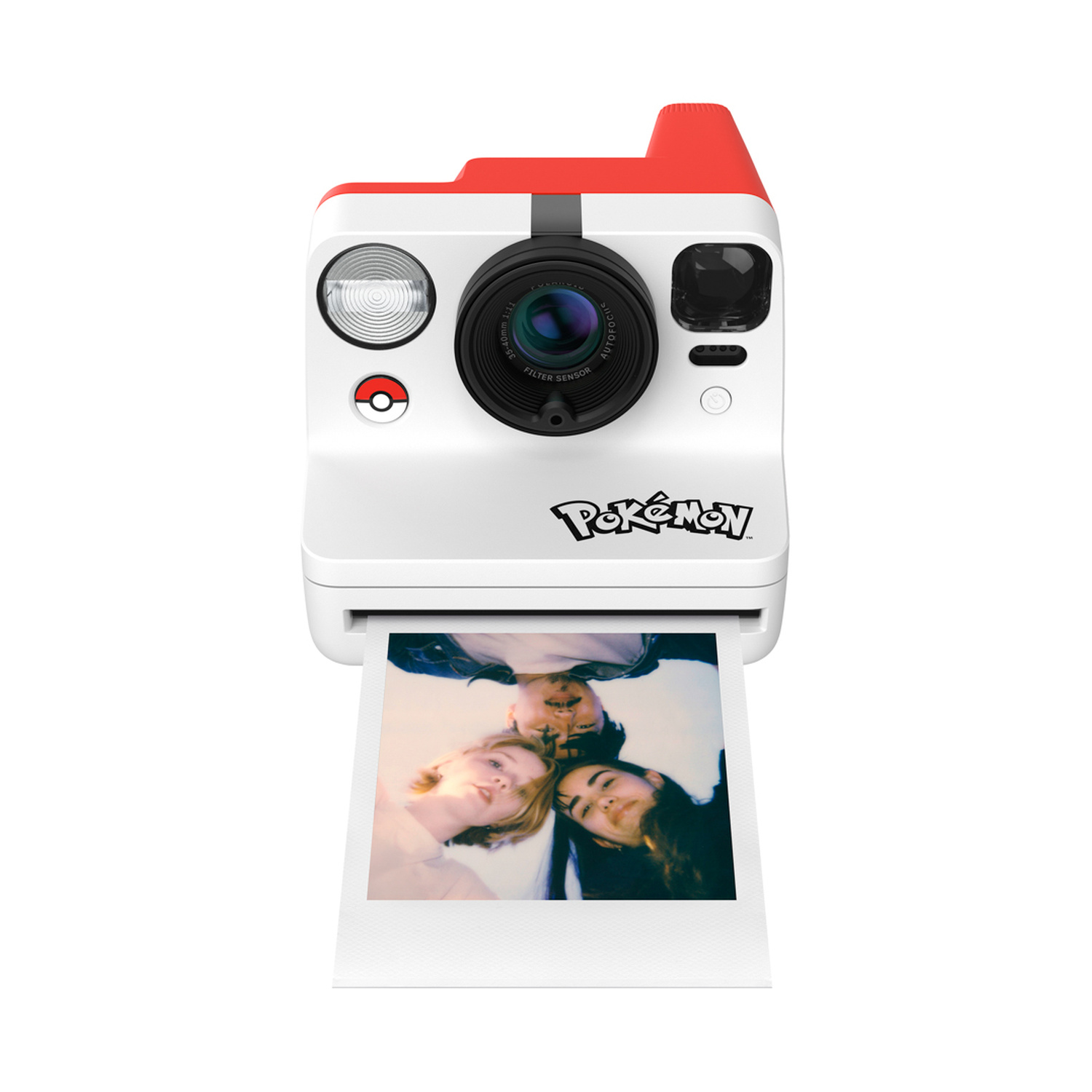 Una fotocamera istantanea Pokémon bianca e rossa stampa la foto di tre amici.