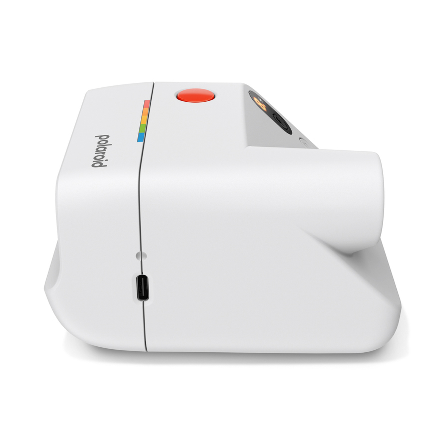 Una fotocamera istantanea bianca vista di lato, con un pulsante di scatto rosso e porta USB-C su sfondo bianco.