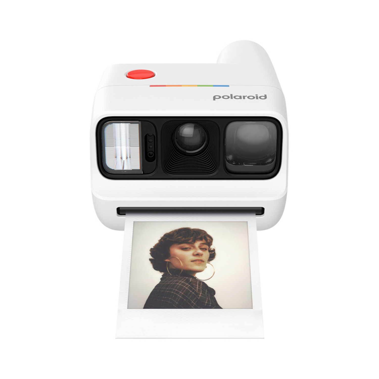 Una fotocamera istantanea Polaroid bianca stampa la foto di una giovane donna con grandi orecchini a cerchio.