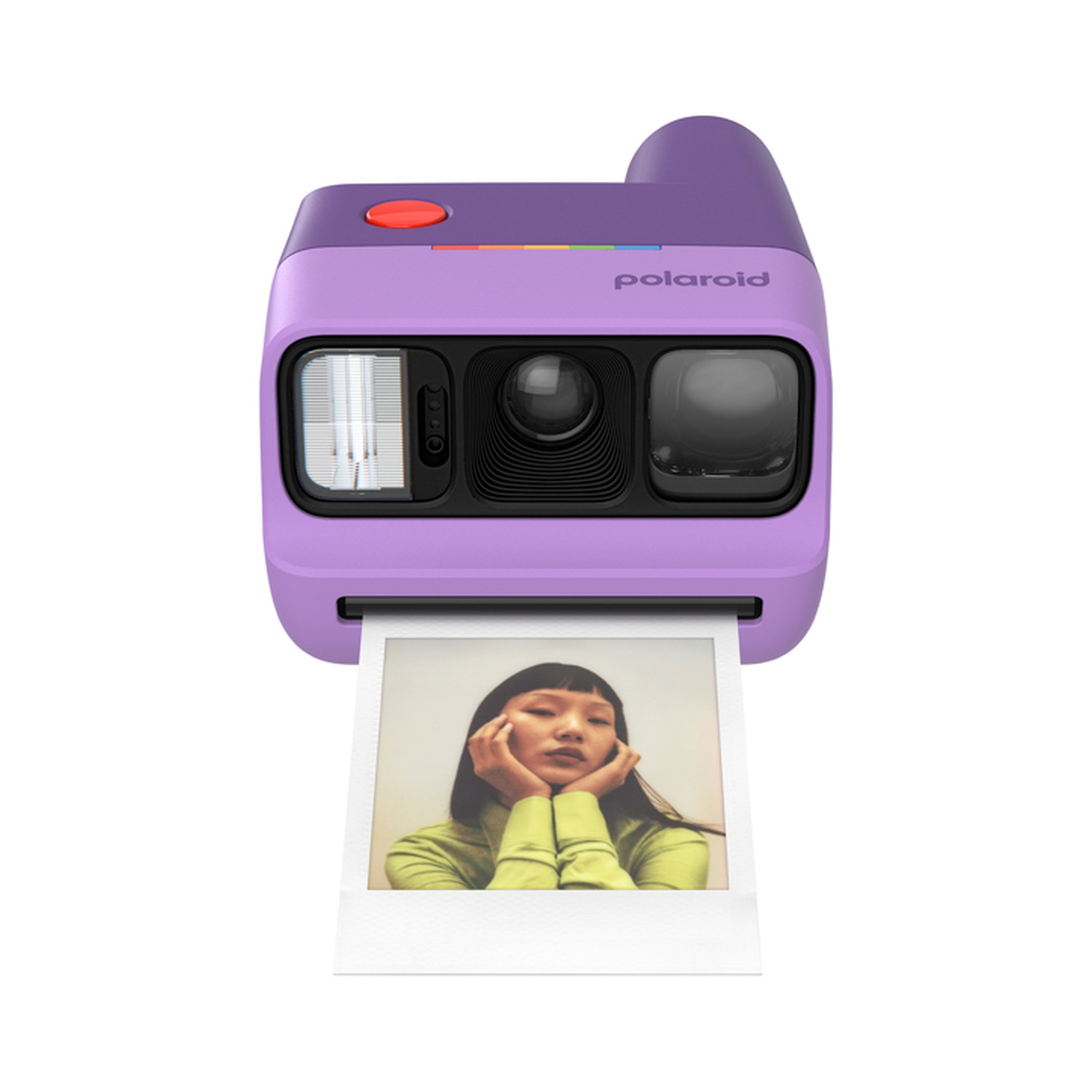 Una fotocamera Polaroid viola stampa la foto di una donna con i capelli lunghi che appoggia il viso sulle mani.