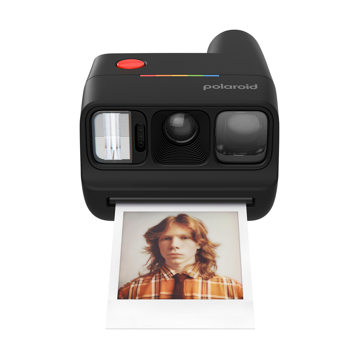 Una fotocamera Polaroid nera espelle una foto che mostra una persona con i capelli lunghi in una camicia a quadri arancione.