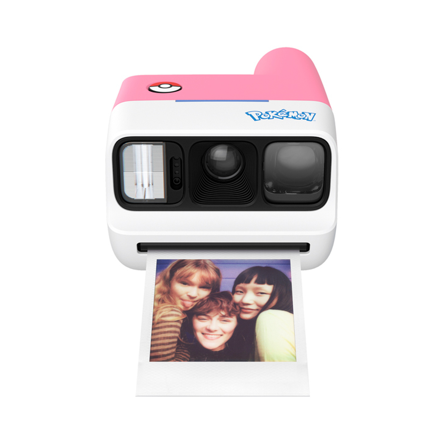 Una fotocamera istantanea Pokémon rosa e bianca che stampa la foto di tre donne sorridenti.