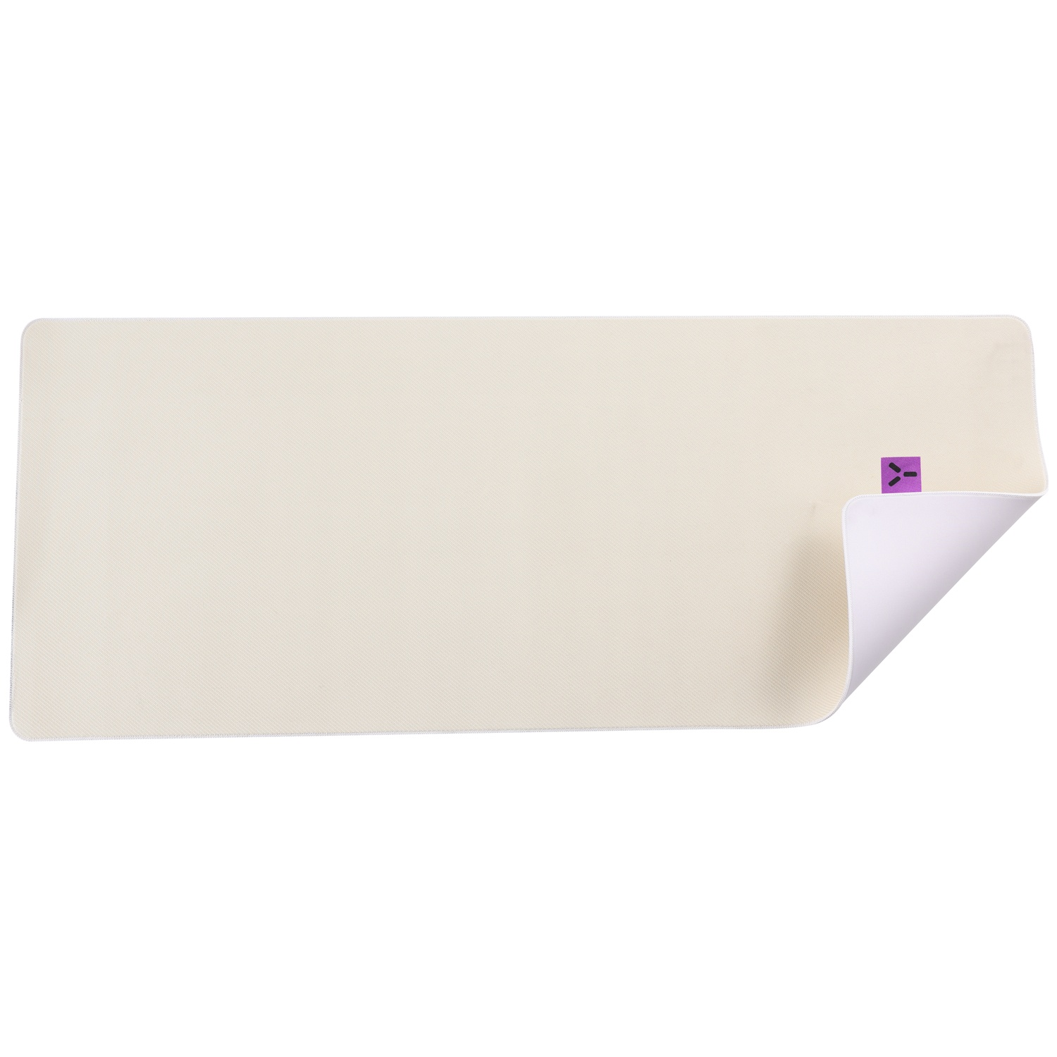 Een rechthoekige, beige mat met afgeronde hoeken en één hoek omhooggevouwen, die een witte onderkant onthult.