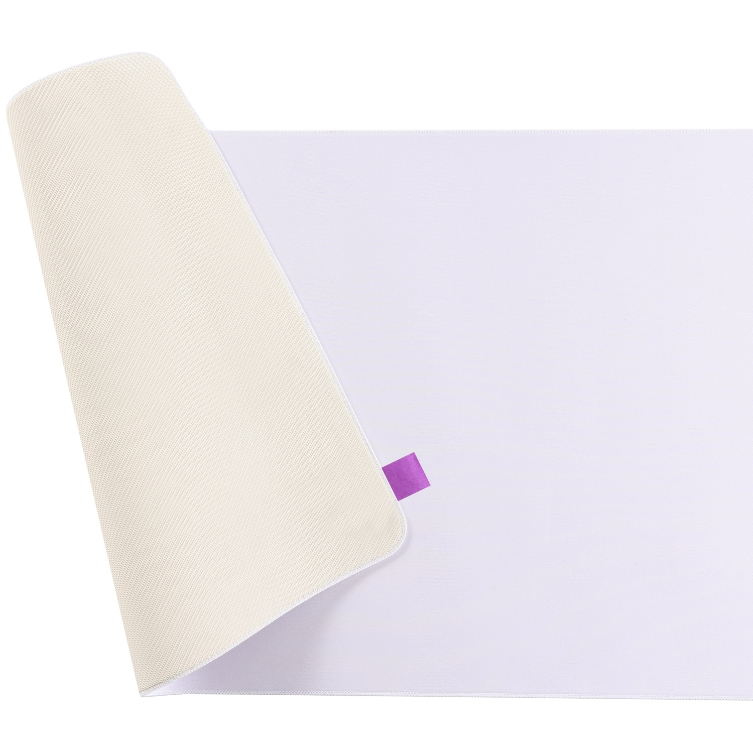 Een witte mat met een getextureerde onderkant en een klein paars label.