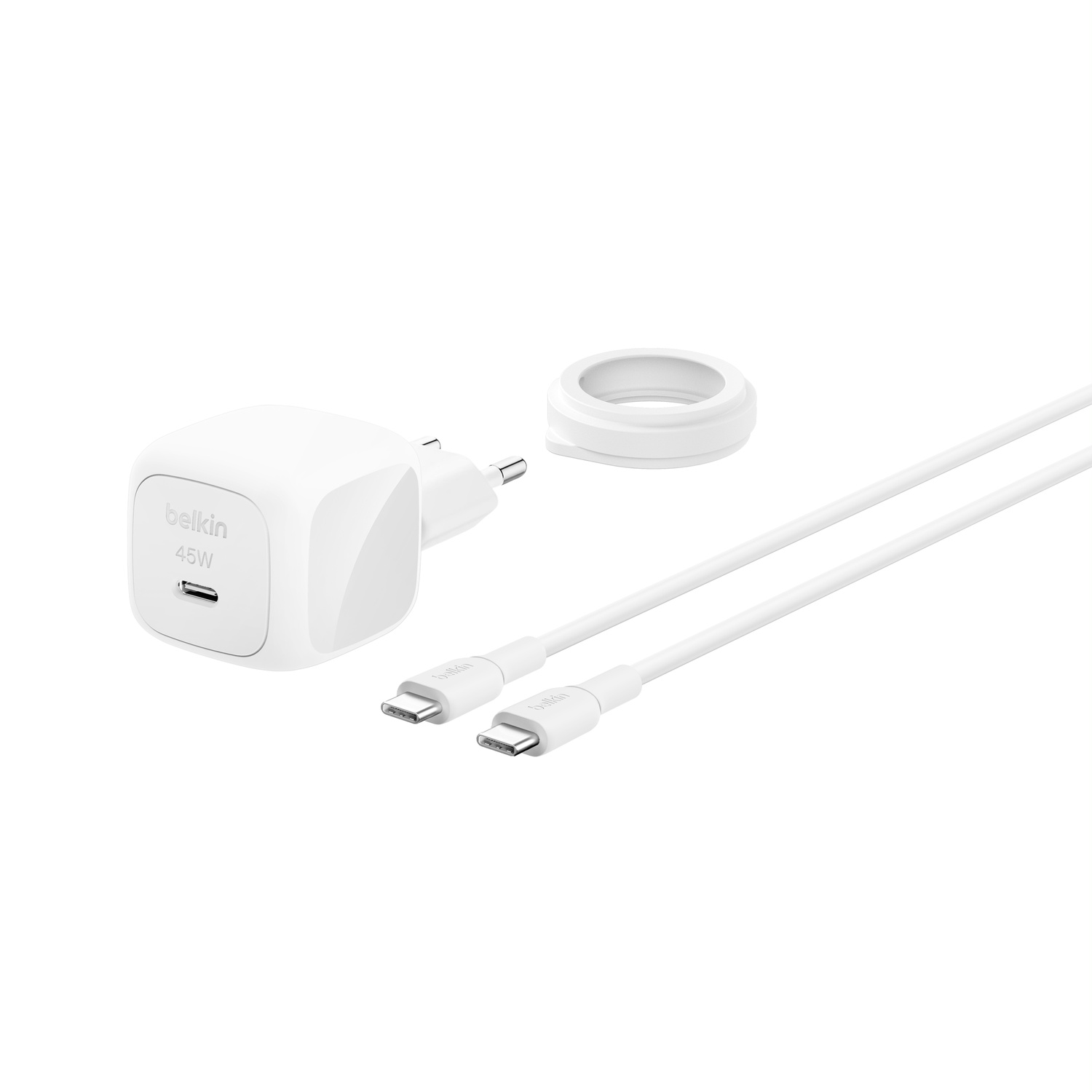 Un chargeur mural USB-C Belkin 45W blanc avec enrouleur de câble et long câble USB-C blanc sur fond blanc.