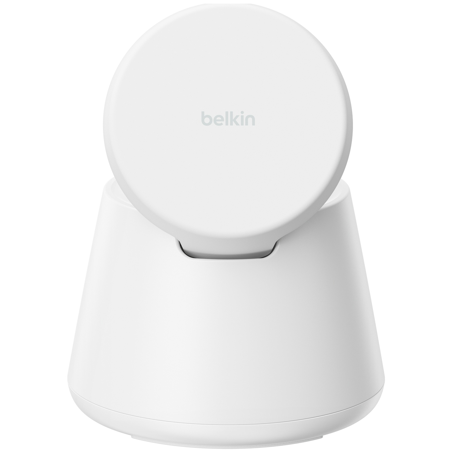 Un chargeur sans fil Belkin blanc avec un socle rond sur un support conique sur fond blanc.
