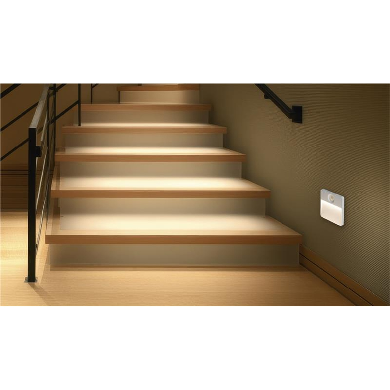 Verlichte houten trap met wandlamp en zwarte leuning in een moderne gang.