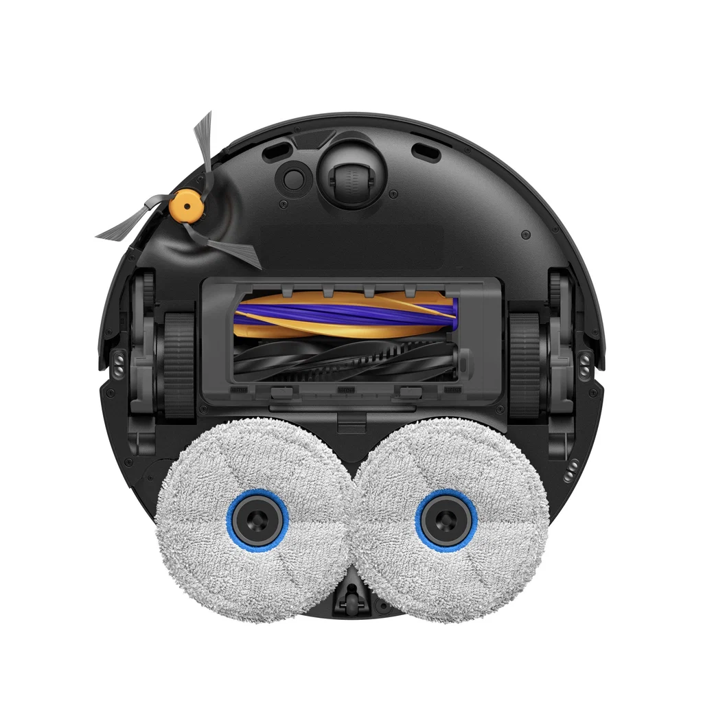 Egy fekete robotporszívó alja két kerek felmosópárnával, oldalkefékkel és hengerkeffyel.