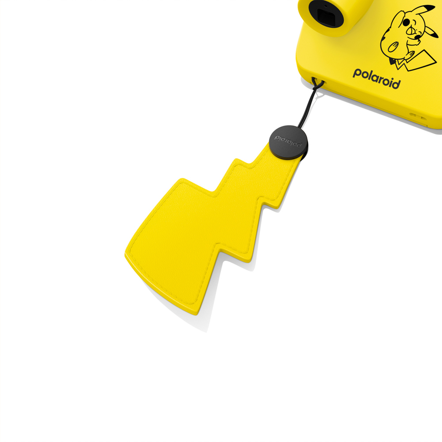 Una fotocamera Polaroid gialla con grafica Pikachu e un laccetto da polso a forma di fulmine su sfondo bianco.