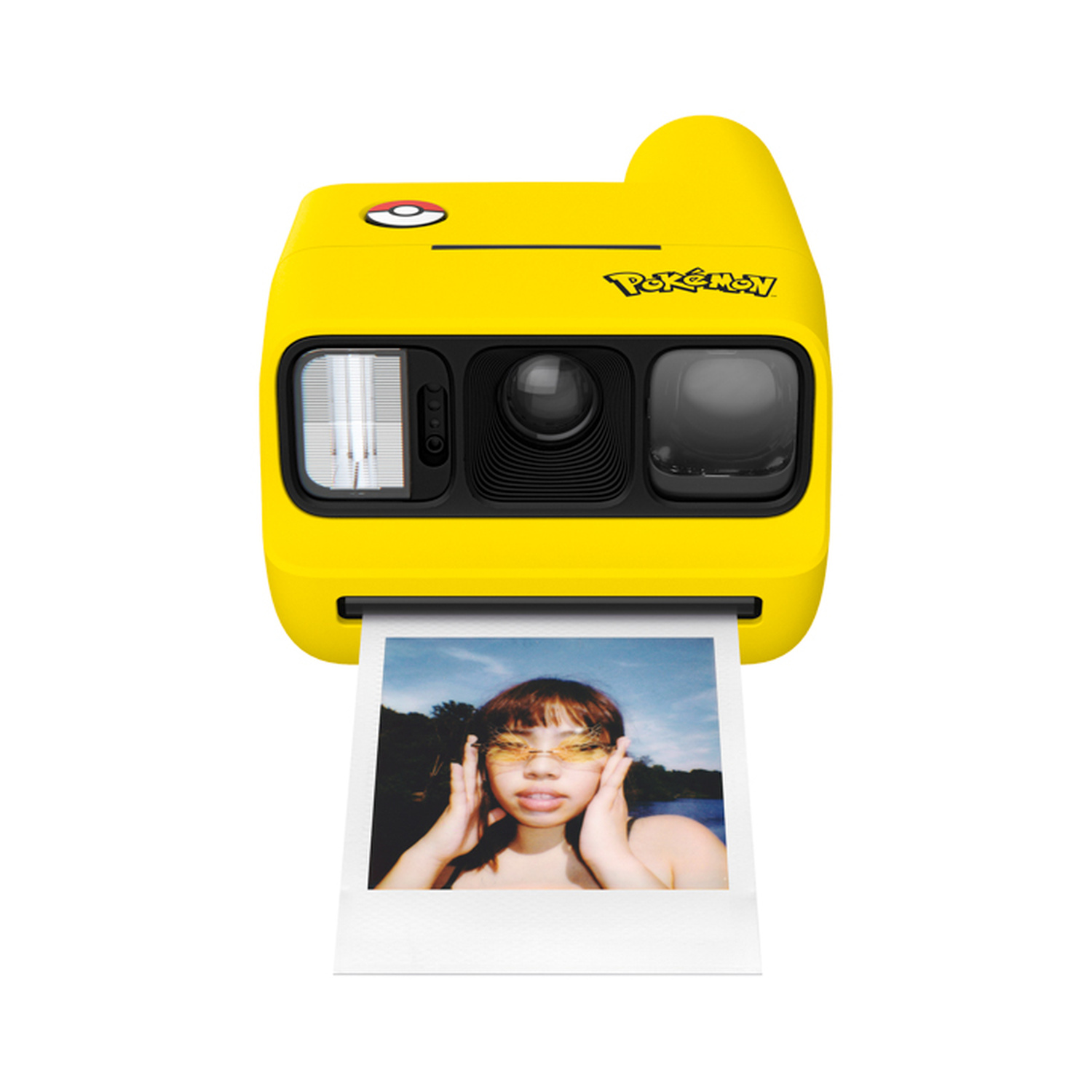 Una fotocamera istantanea gialla Pokémon stampa la foto di una giovane donna con occhiali gialli.