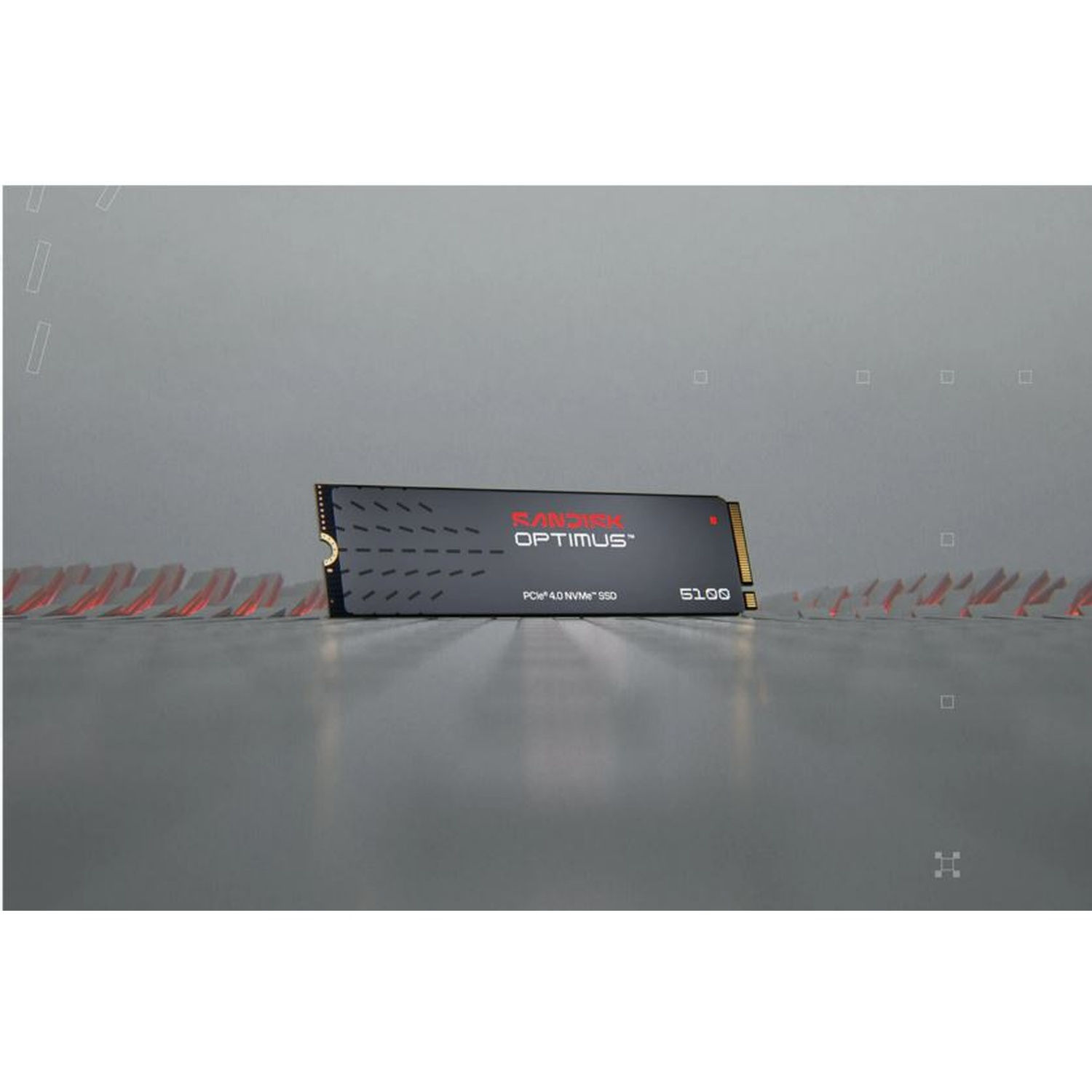 SSD SanDisk Optimus PCIe 4.0 NVMe sur une surface grise réfléchissante avec un éclairage de fond rouge.