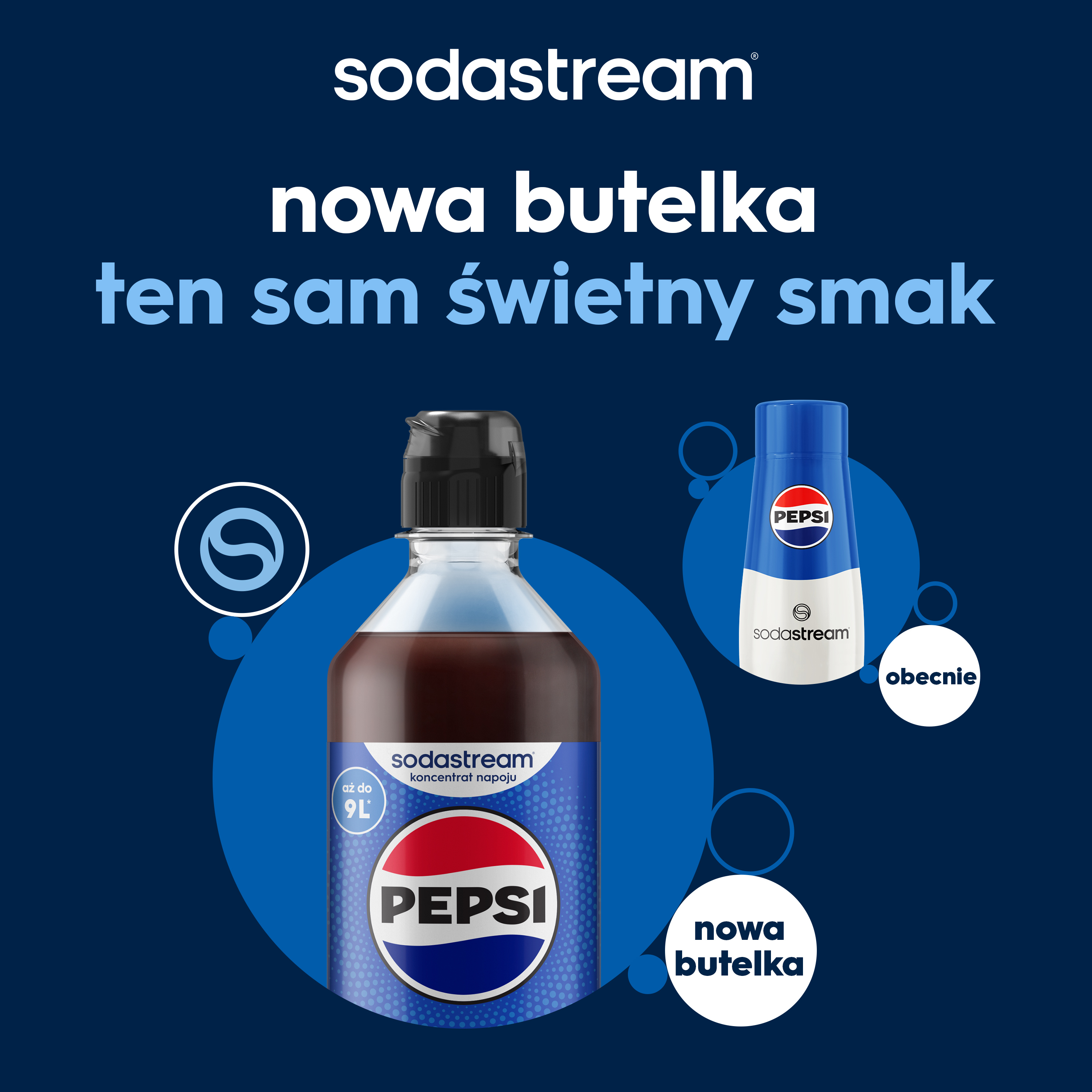 Butelka syropu SodaStream Pepsi z polską reklamą na ciemnoniebieskim tle.