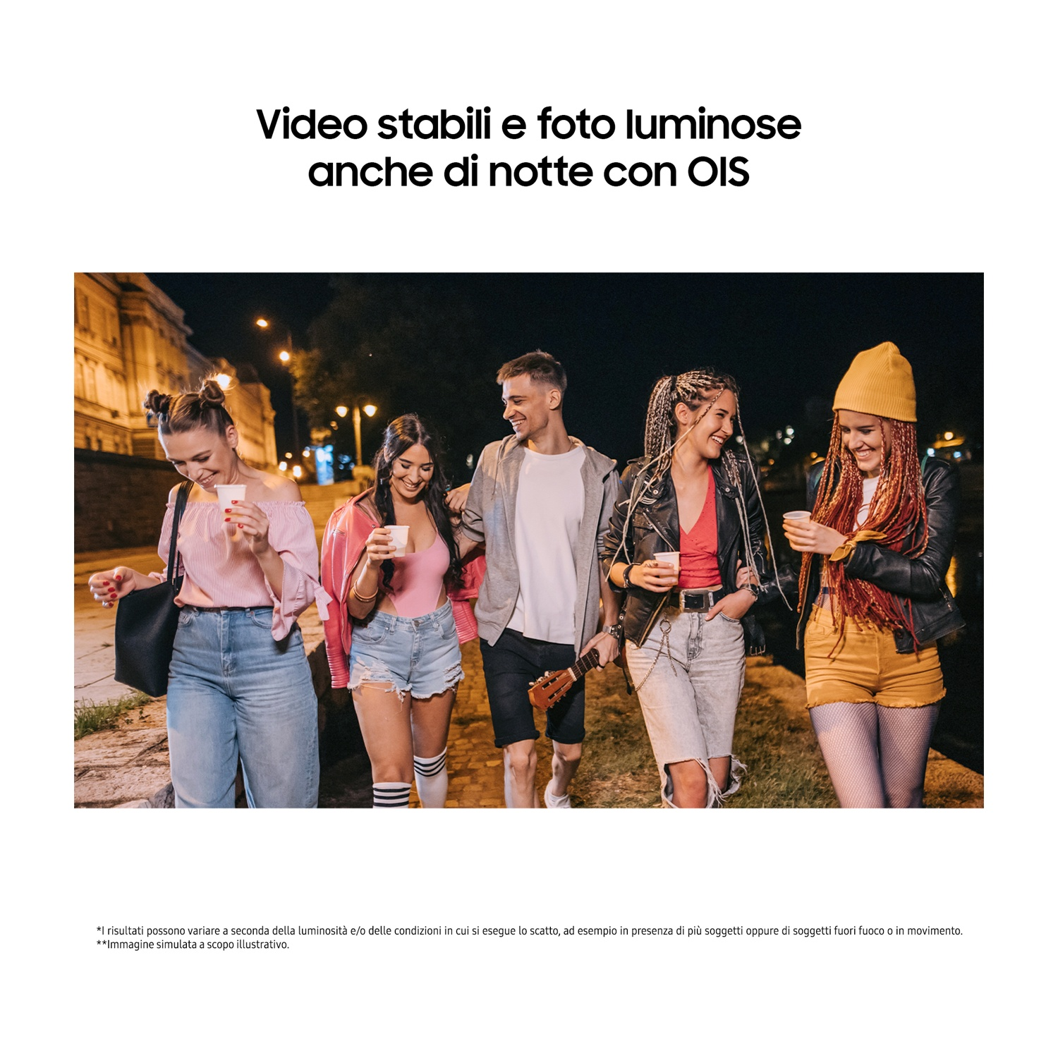 Cinque amici camminano e ridono insieme di notte in una strada illuminata.