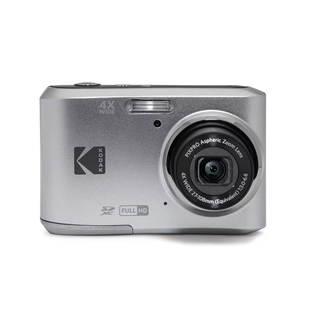 Egy ezüst kompakt digitális fényképezőgép Kodak logóval, vakuval és zoom objektívvel fehér háttér előtt.