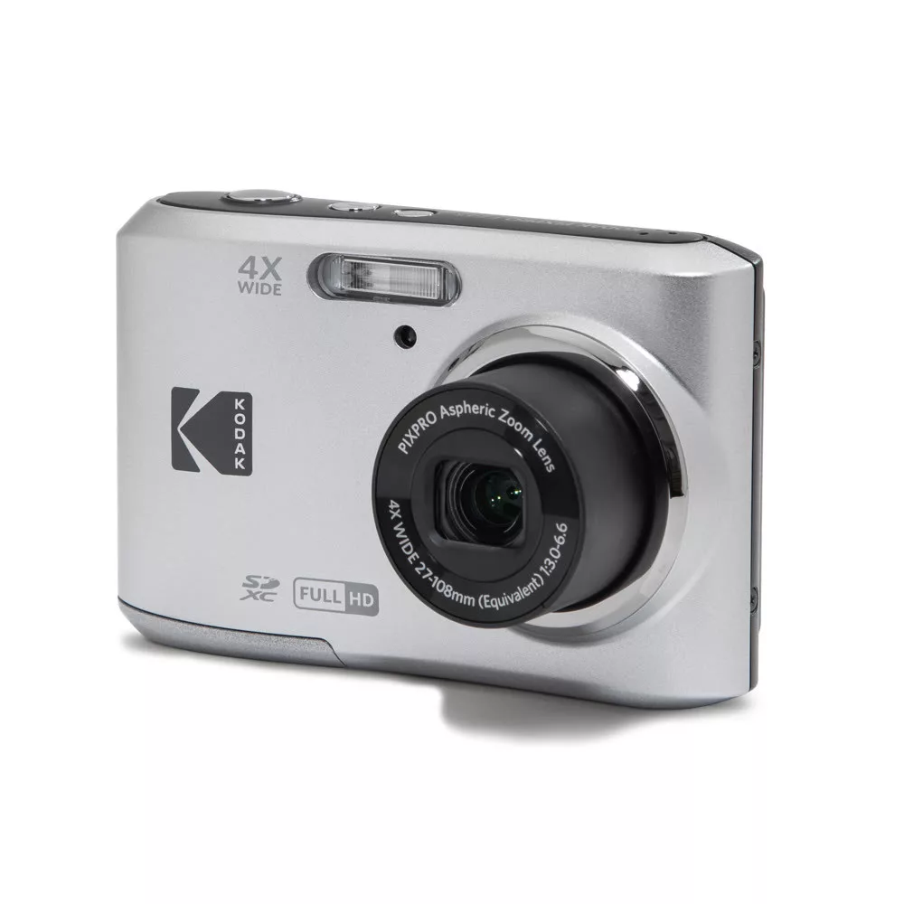 Ezüst színű Kodak PIXPRO kompakt digitális fényképezőgép fehér alapon.