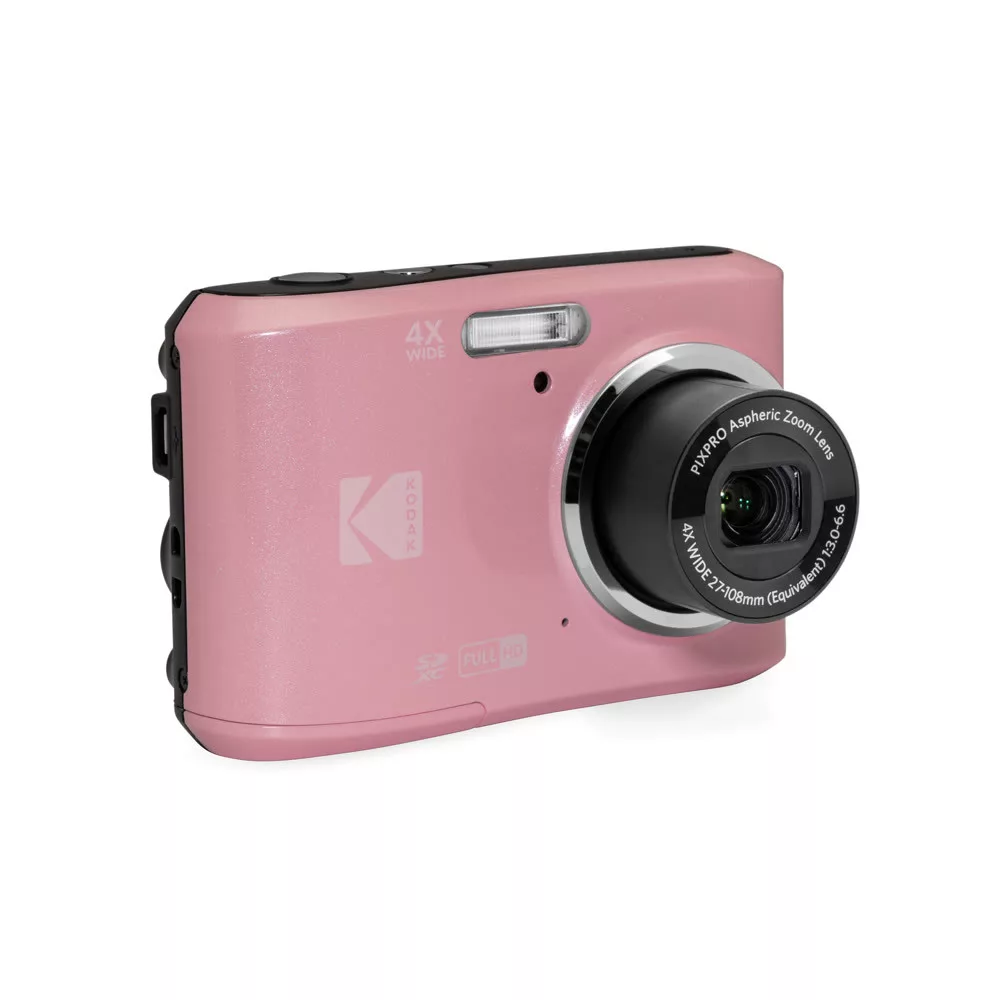 Egy rózsaszín Kodak kompakt fényképezőgép kihúzott zoomobjektívvel és beépített vakuval fehér háttér előtt.