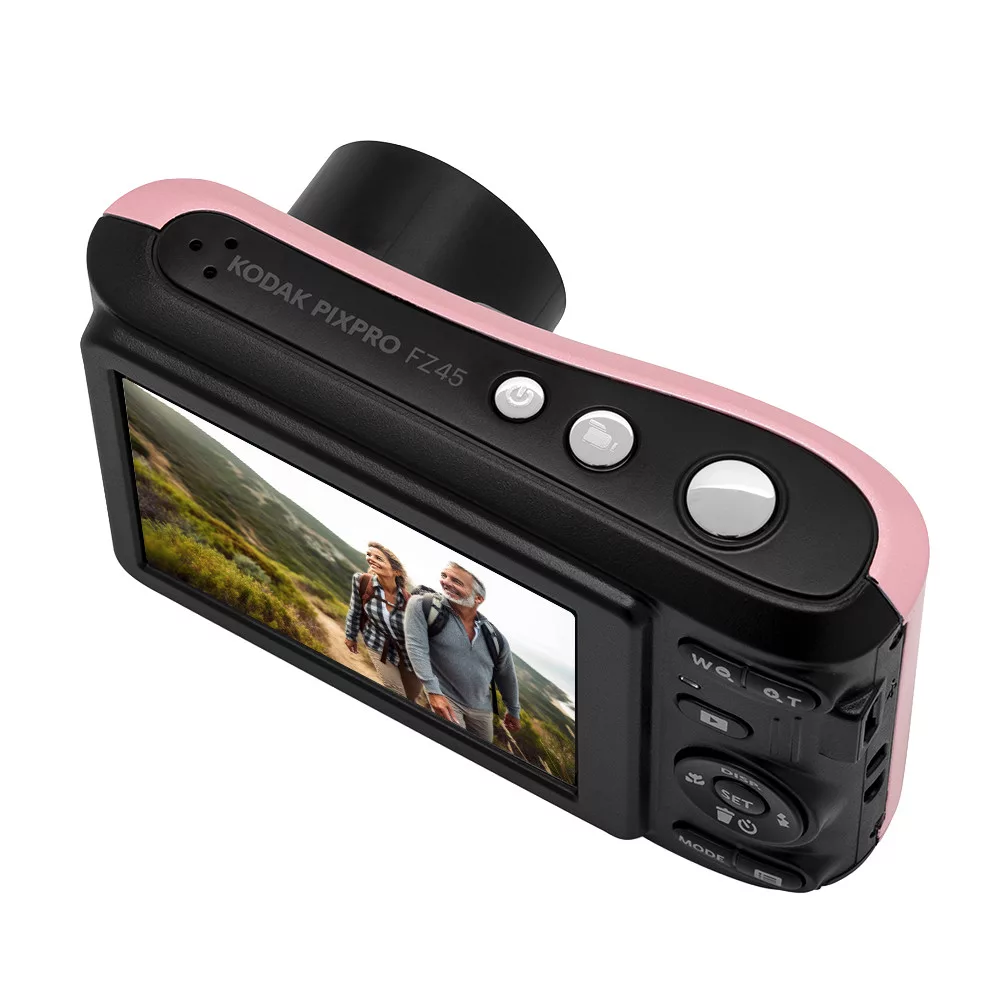 Egy rózsaszín és fekete Kodak Pixpro FZ45 digitális fényképezőgép két túrázót mutat a kijelzőjén.