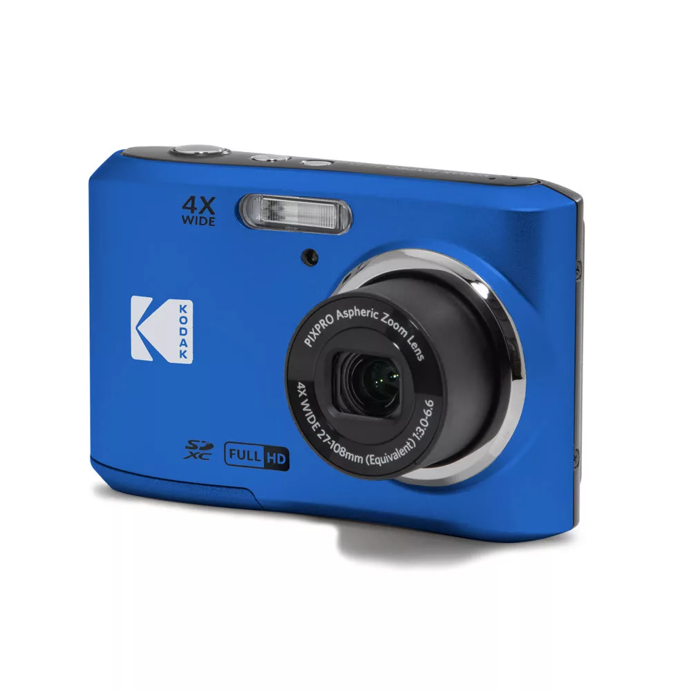 Kék Kodak Pixpro kompakt fényképezőgép zoom objektívvel fehér háttér előtt.