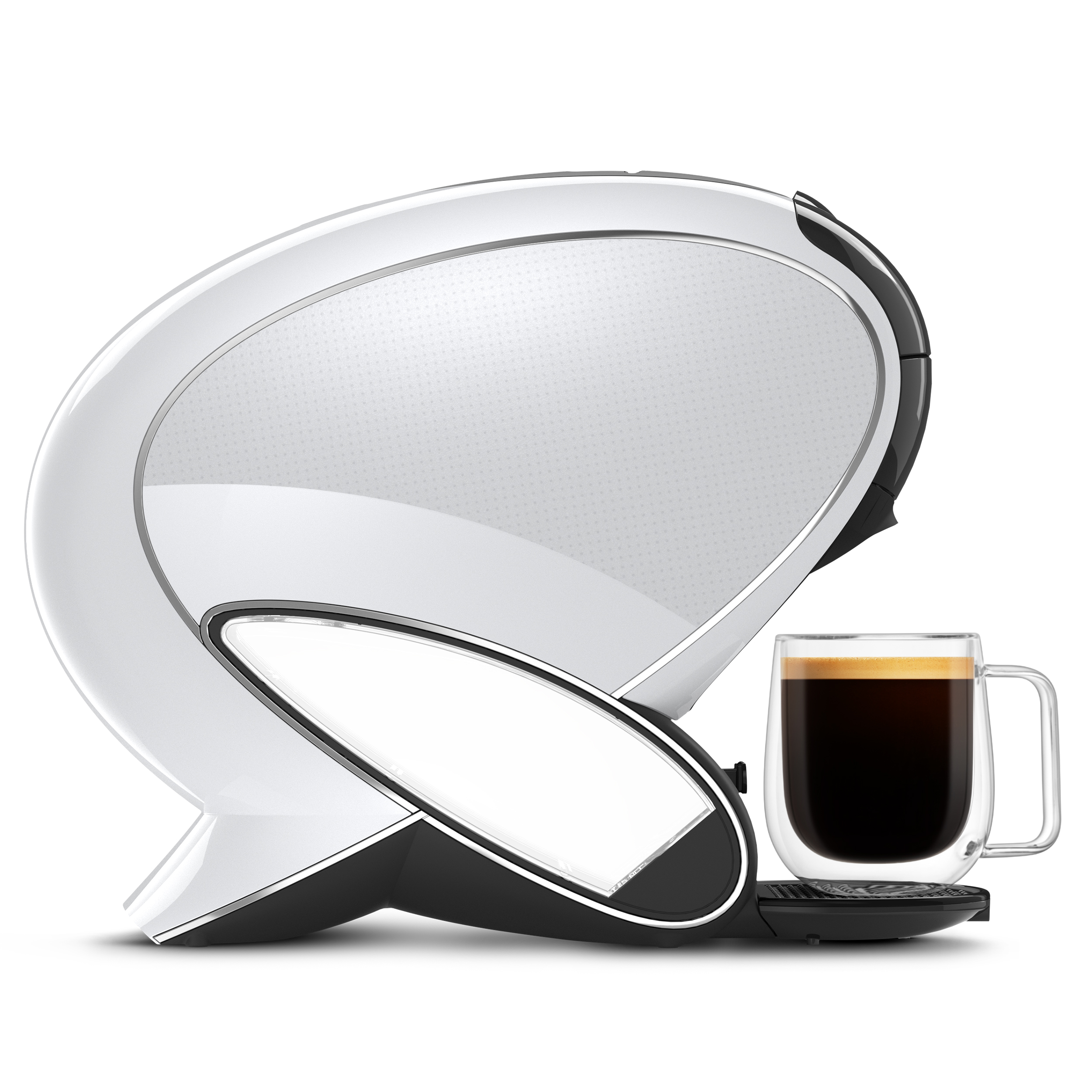 Moderna cafetera blanca con detalle negro y una taza de vidrio llena sobre fondo blanco.