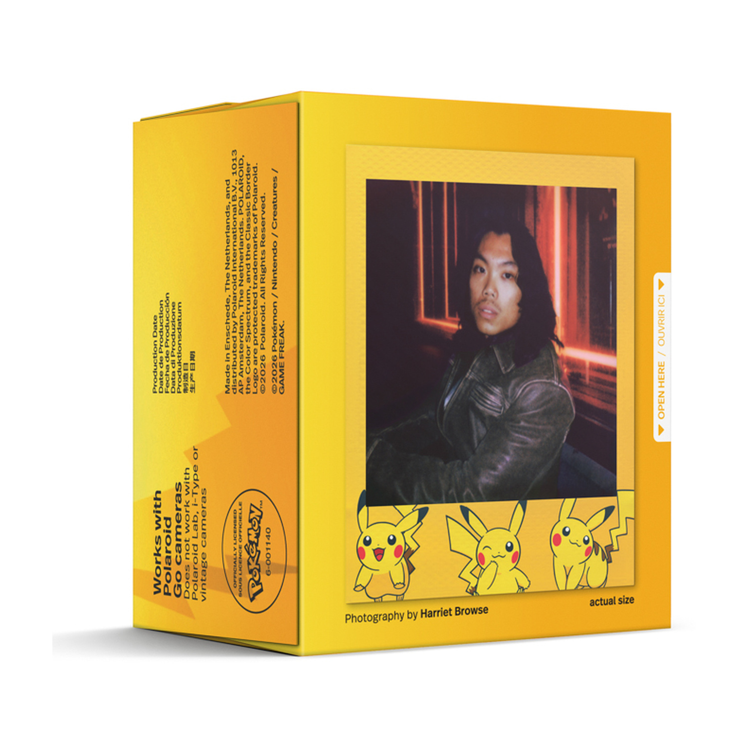 Una confezione di pellicola Polaroid gialla con la foto di una persona e tre illustrazioni di Pikachu.