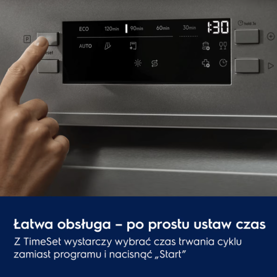 Palec naciska wyświetlacz srebrnej zmywarki z ustawieniem czasu.