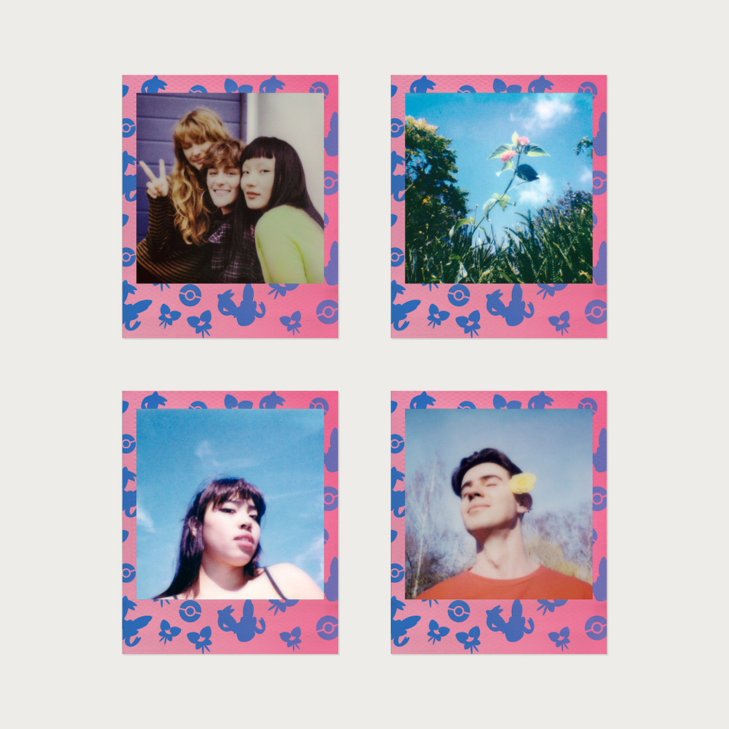Quattro polaroid rosa con motivi Pokémon mostrano tre donne, una pianta sotto il cielo azzurro, una donna e un uomo.